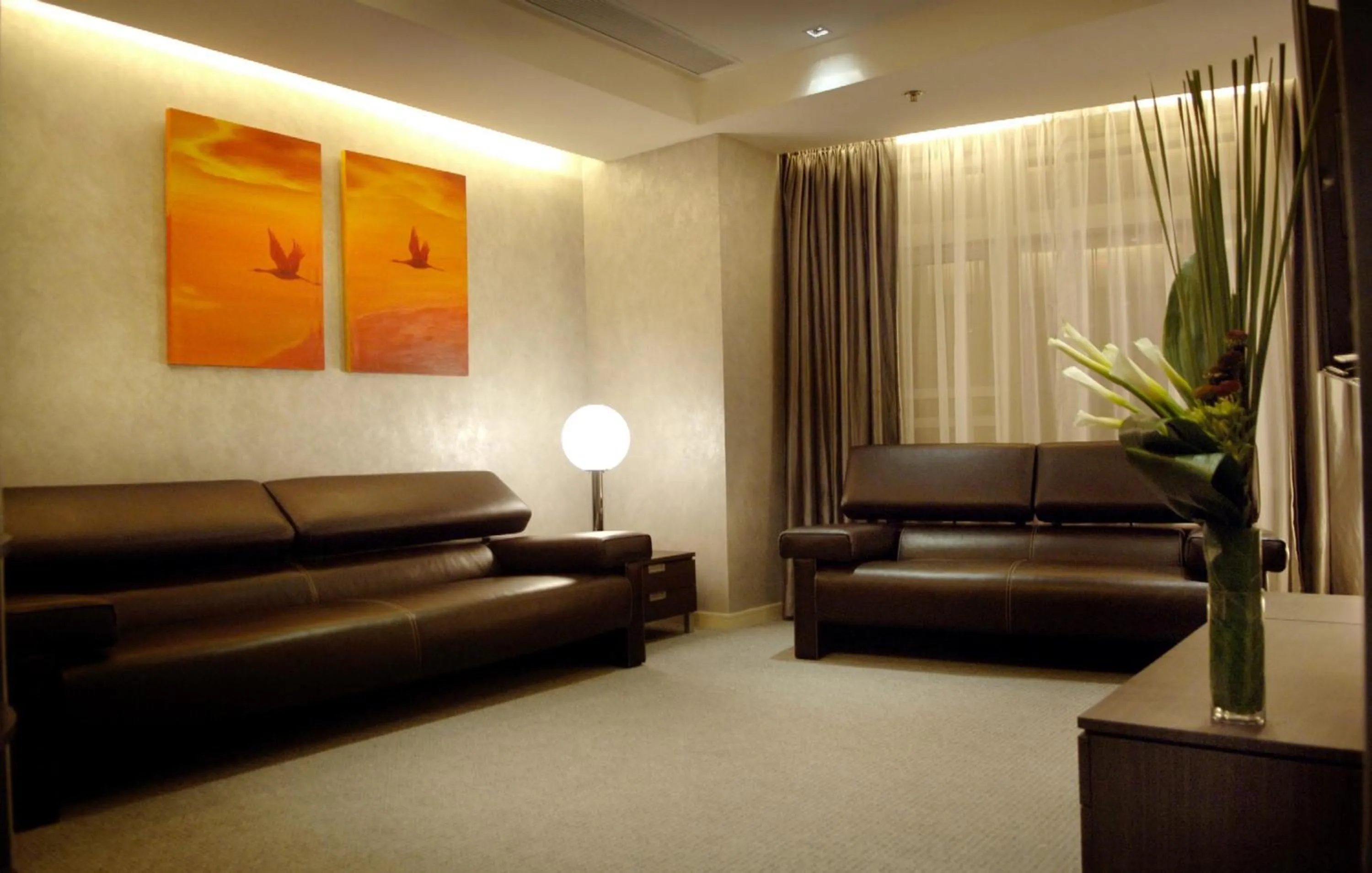 Dining area in Cosmo Hotel Hong Kong