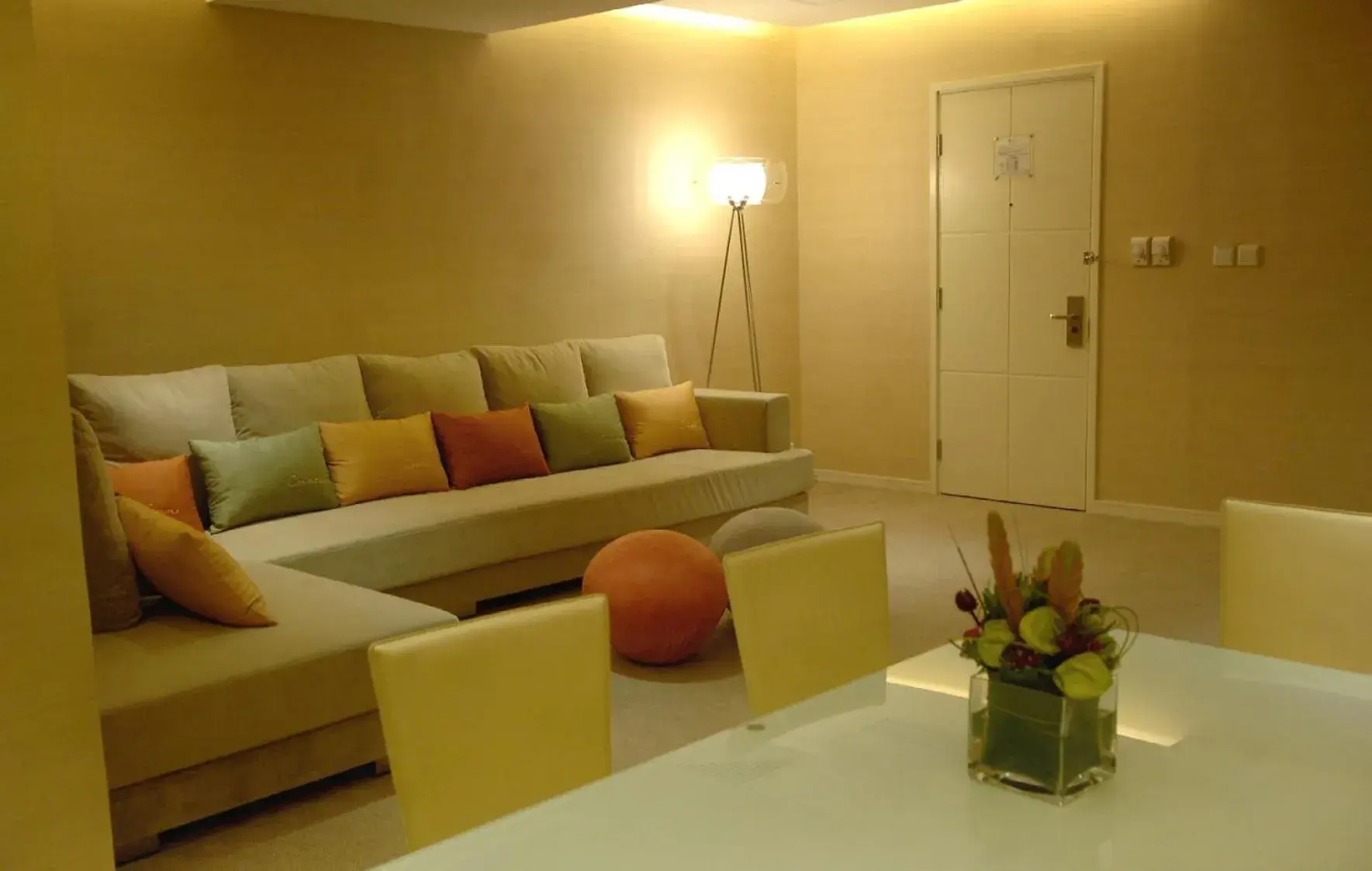 Two-Bedroom Queen and Twin Suite in Cosmo Hotel Hong Kong Two-Bedroom Queen and Twin Suite in Cosmo Hotel Hong Kong