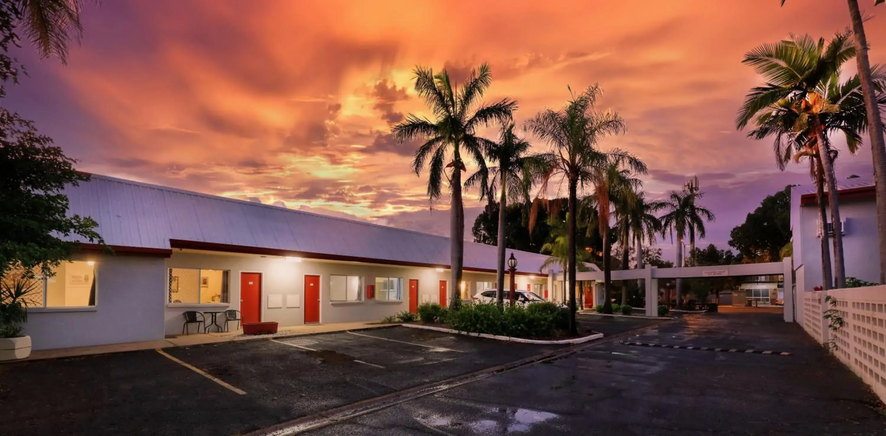 Property building in Emerald Central Hotel Official Property building in Emerald Central Hotel Official