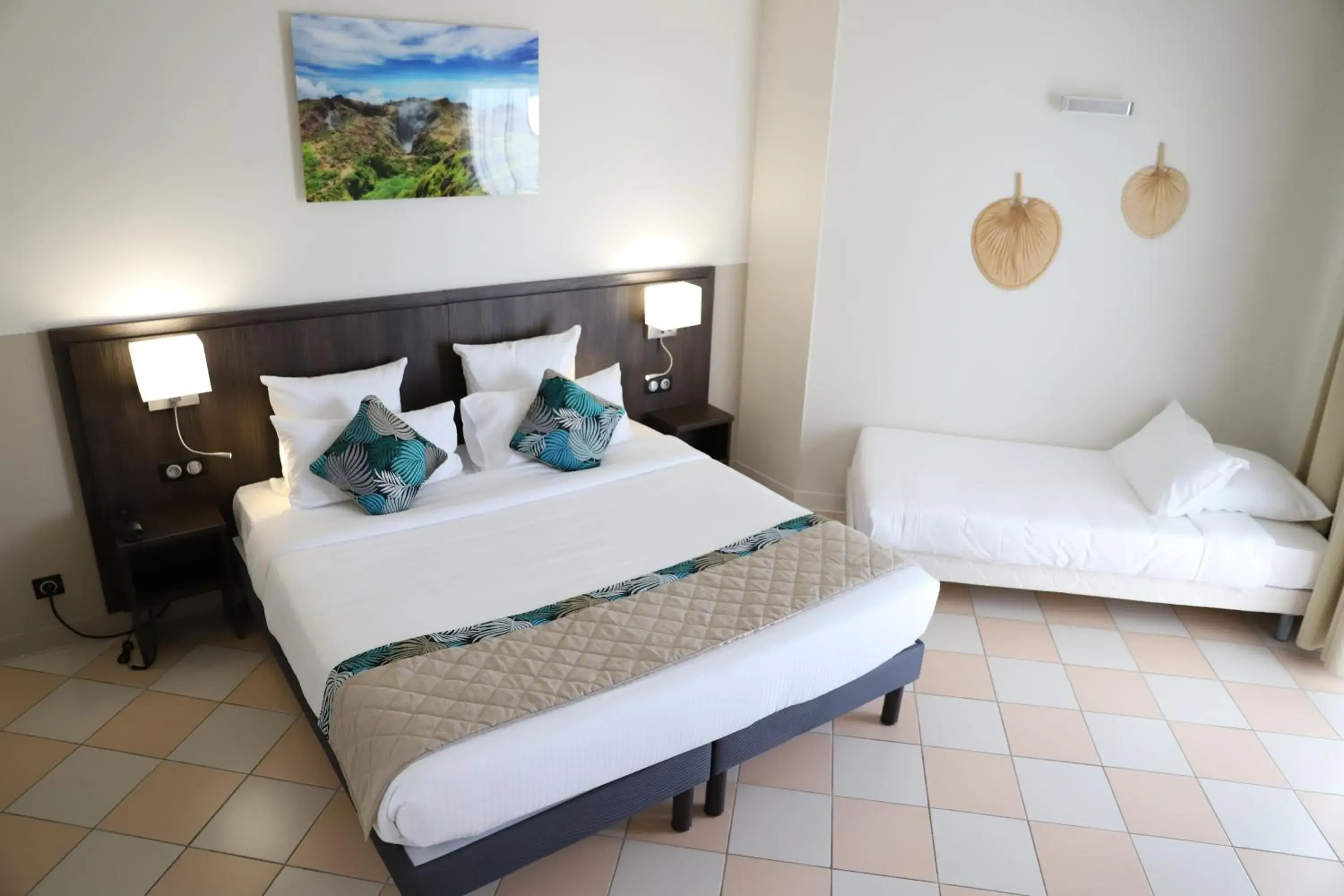 Classic Triple Room in Hôtel Saint-Georges Classic Triple Room in Hôtel Saint-Georges