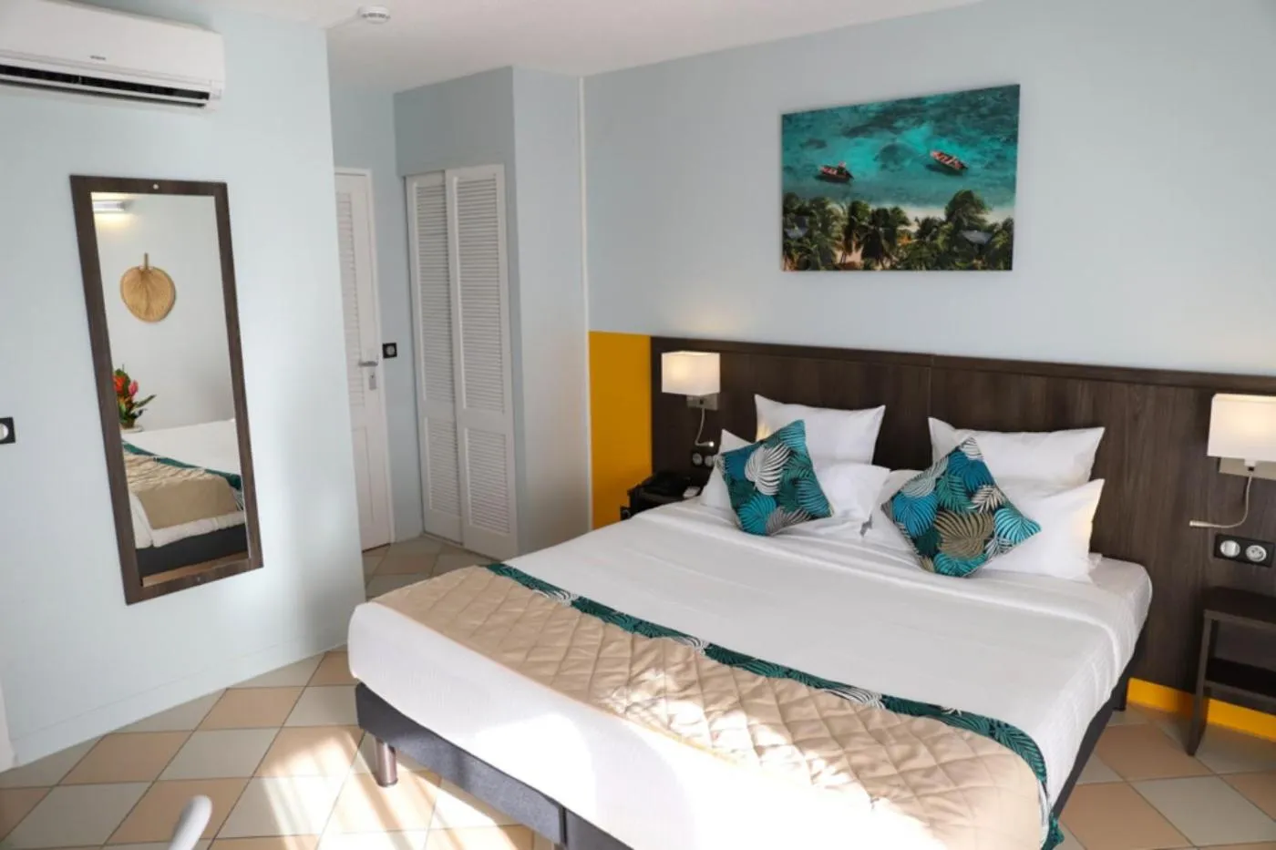 Bed in Hôtel Saint-Georges