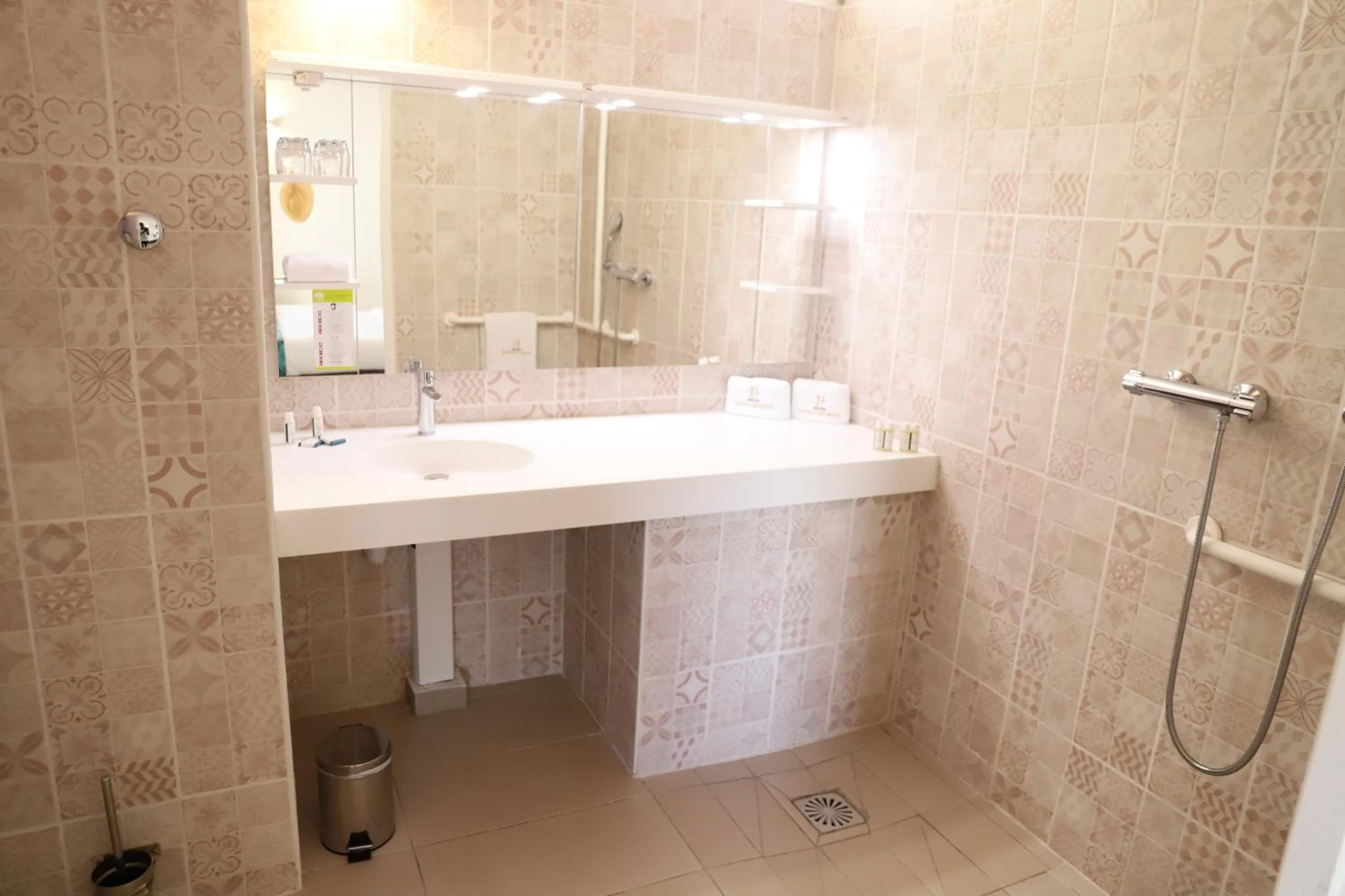 Bathroom in Hôtel Saint-Georges