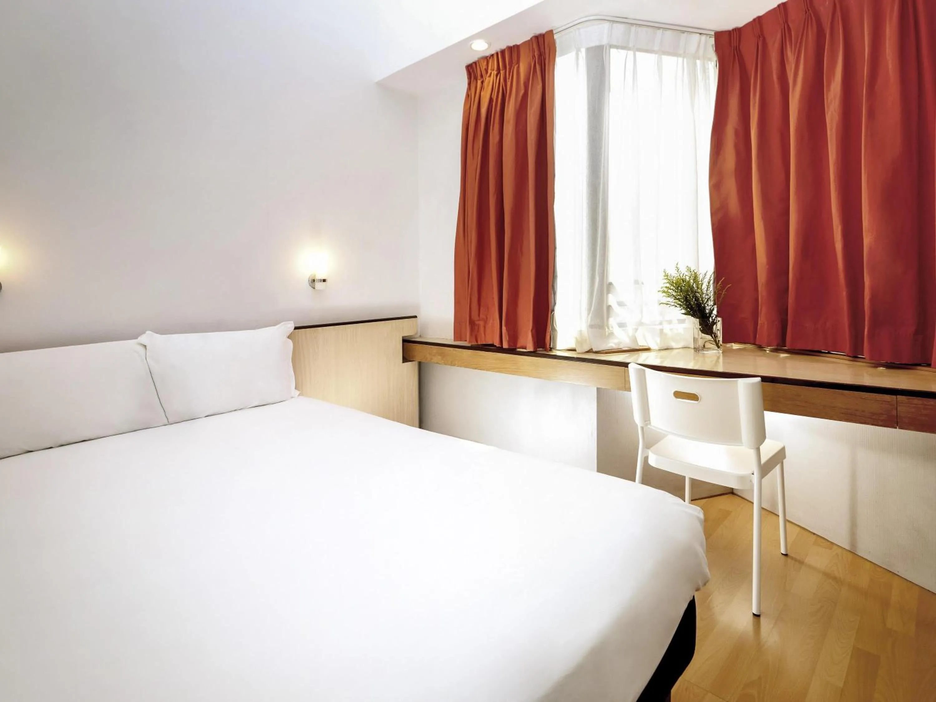 Bedroom, Bed in ibis Hong Kong North Point