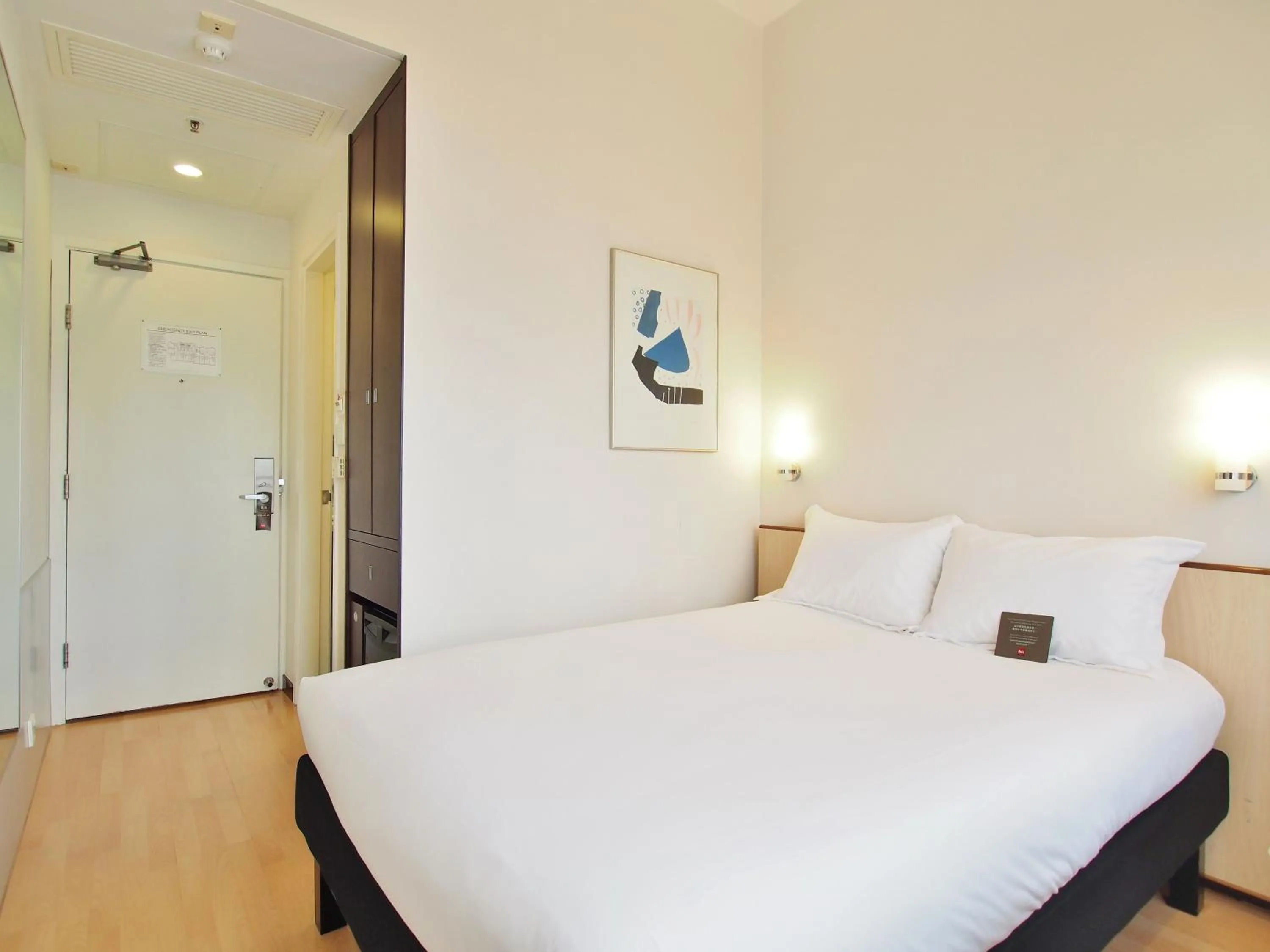 Bed in ibis Hong Kong North Point