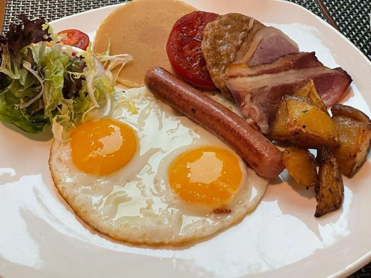 Restaurant/places to eat in ibis Hong Kong North Point