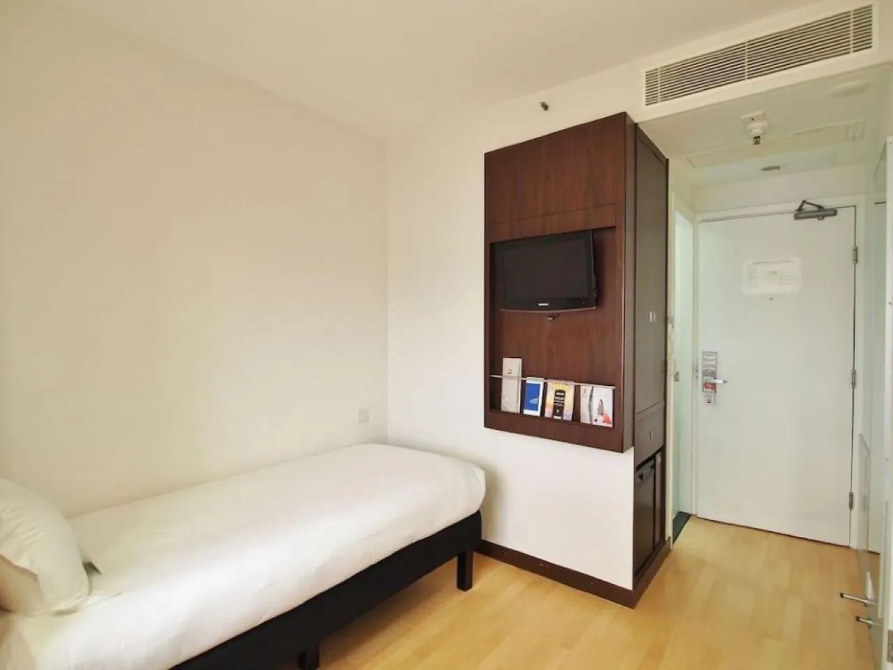 Bed in ibis Hong Kong North Point