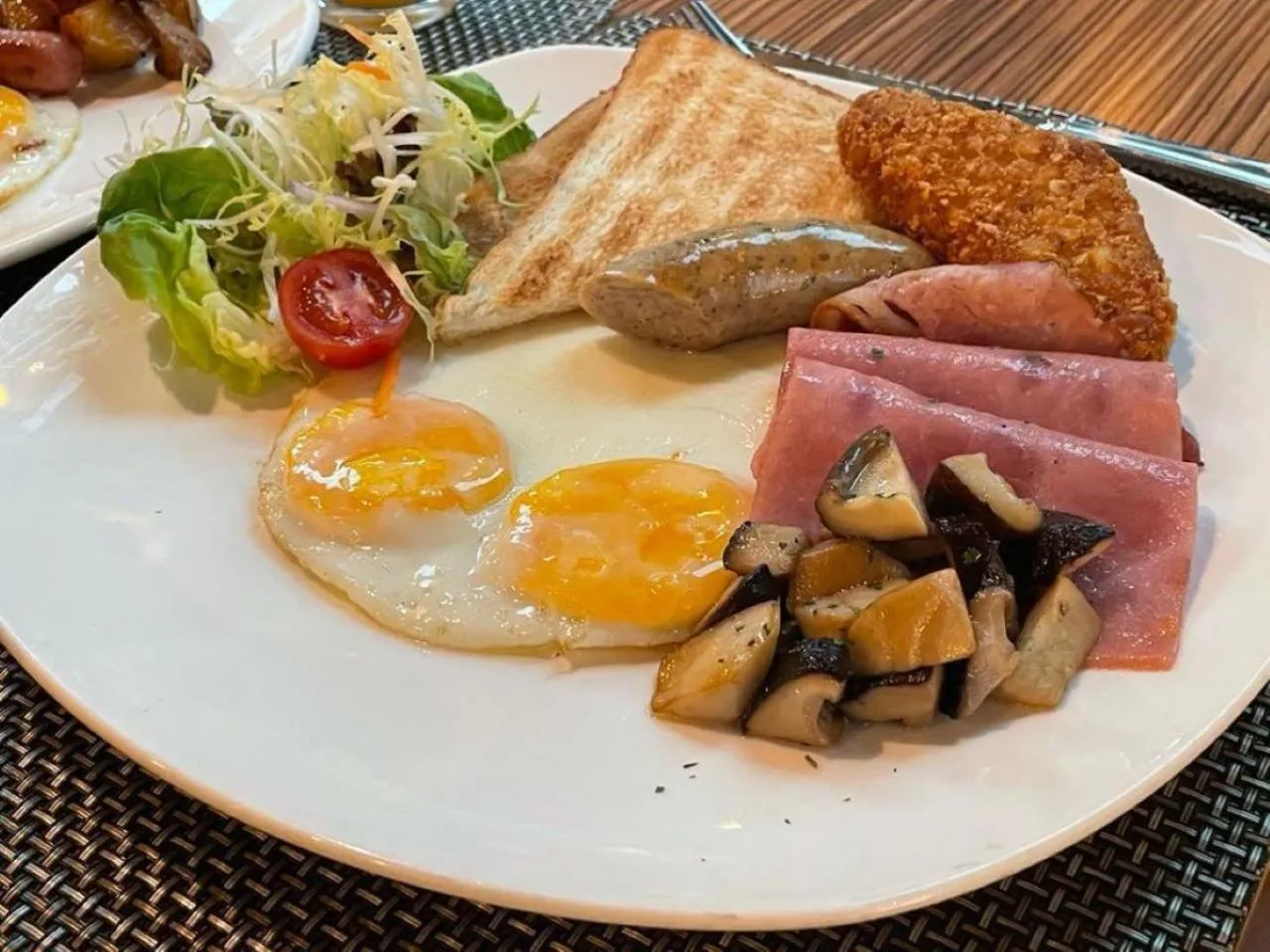 Restaurant/places to eat in ibis Hong Kong North Point