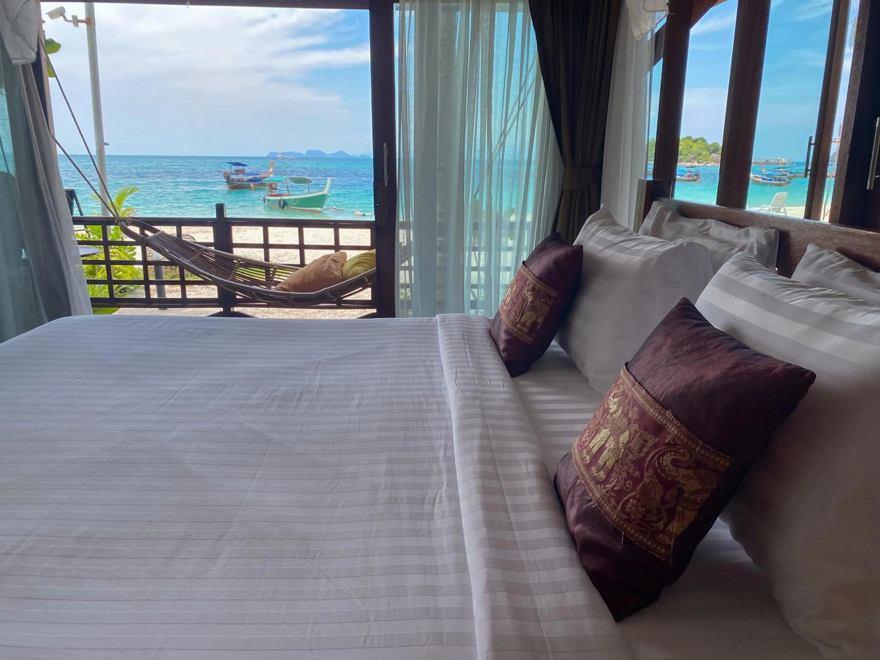 Bed in Lipe Beach Resort