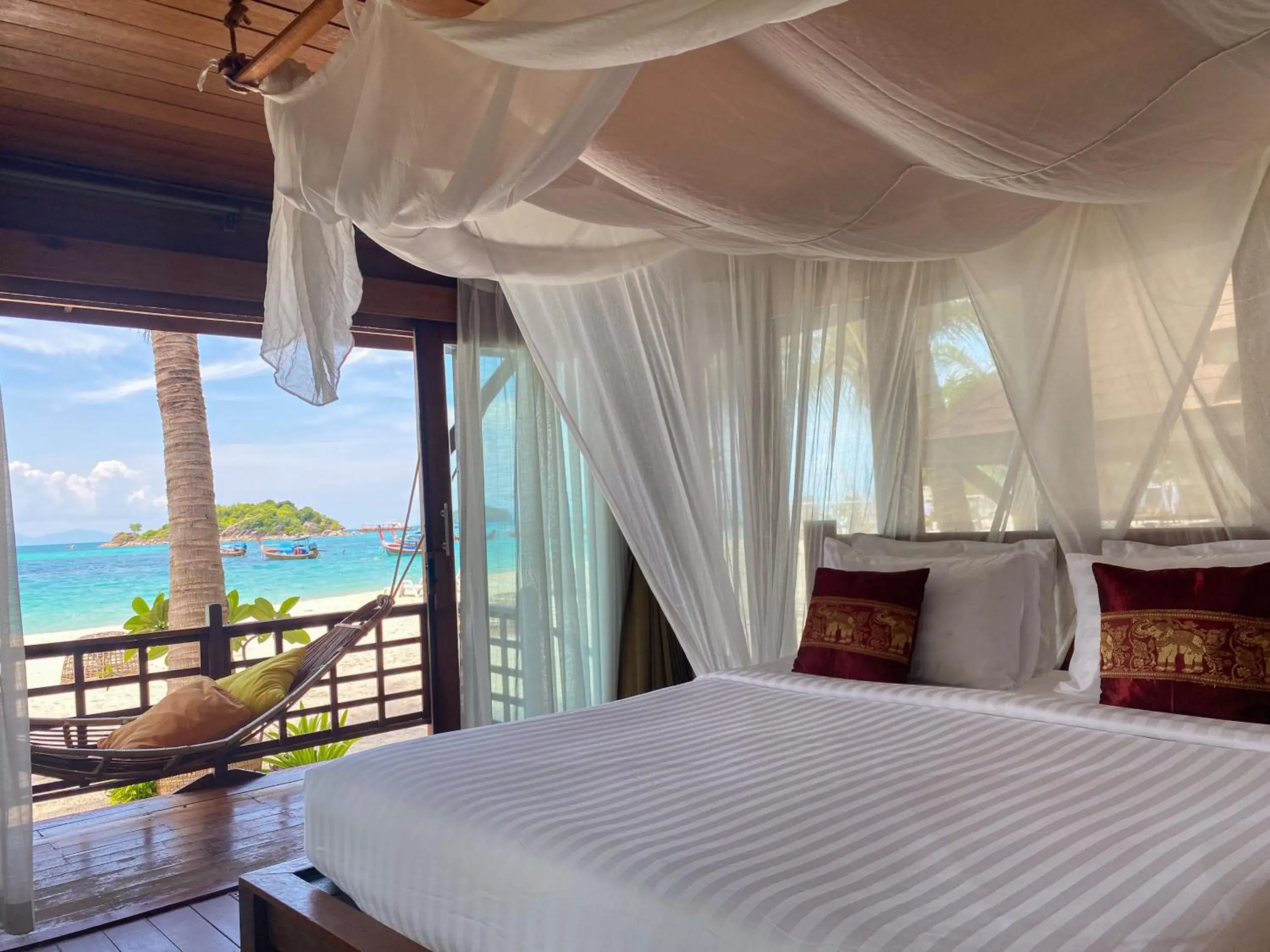 Beachfront Premium Bungalow in Lipe Beach Resort Beachfront Premium Bungalow in Lipe Beach Resort