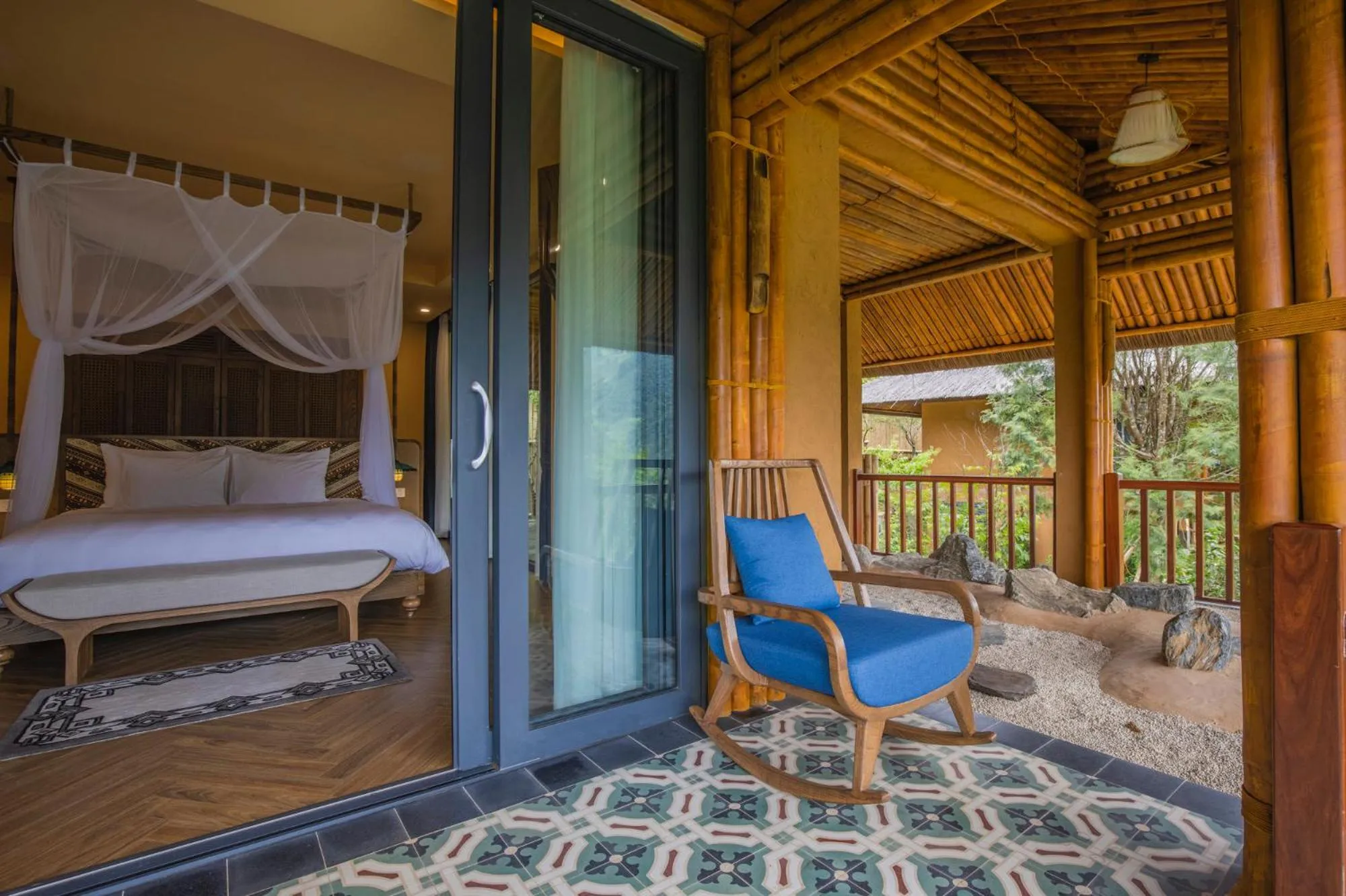 Seating area, Bed in Le Champ Tu Le
