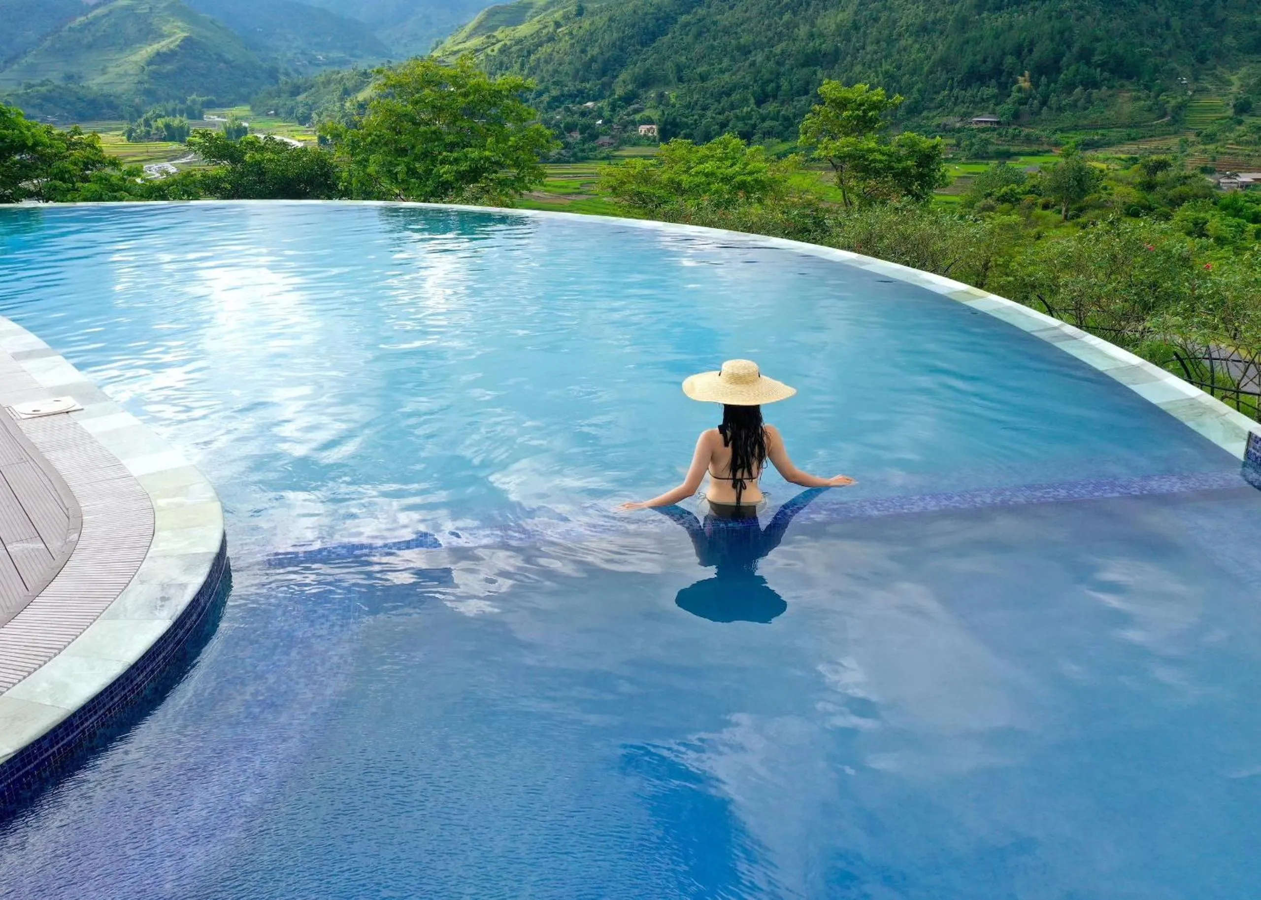 Swimming pool in Le Champ Tu Le