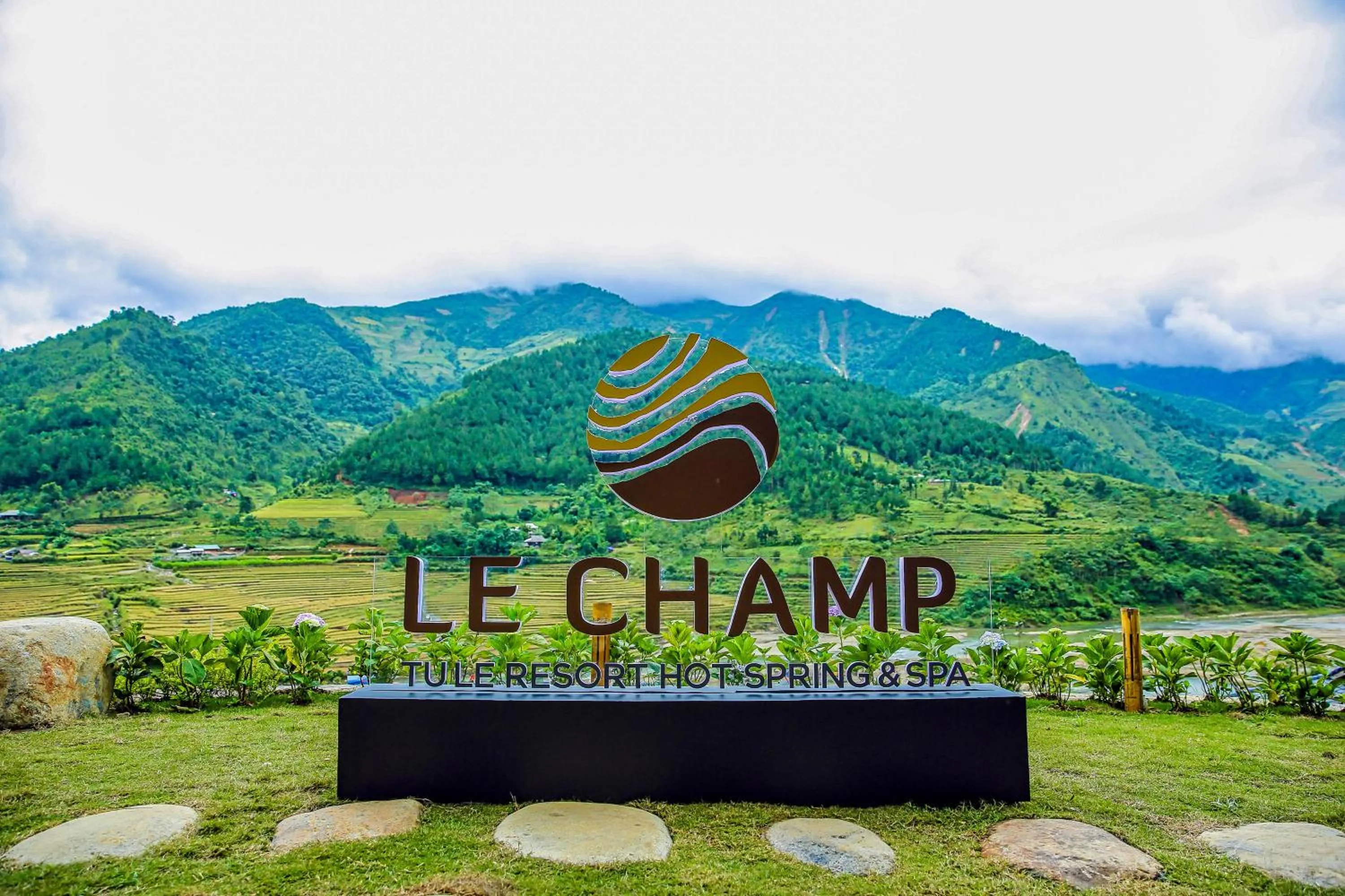 Property logo or sign in Le Champ Tu Le