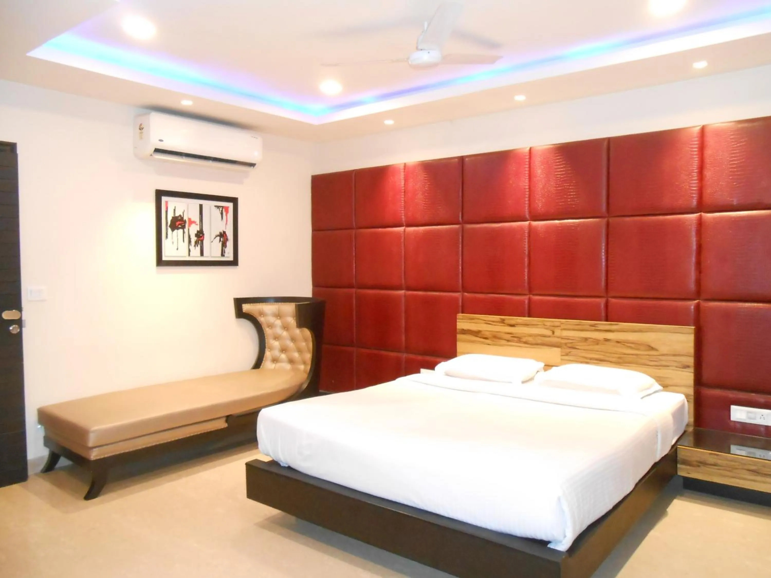 Bed in Hotel Aston International