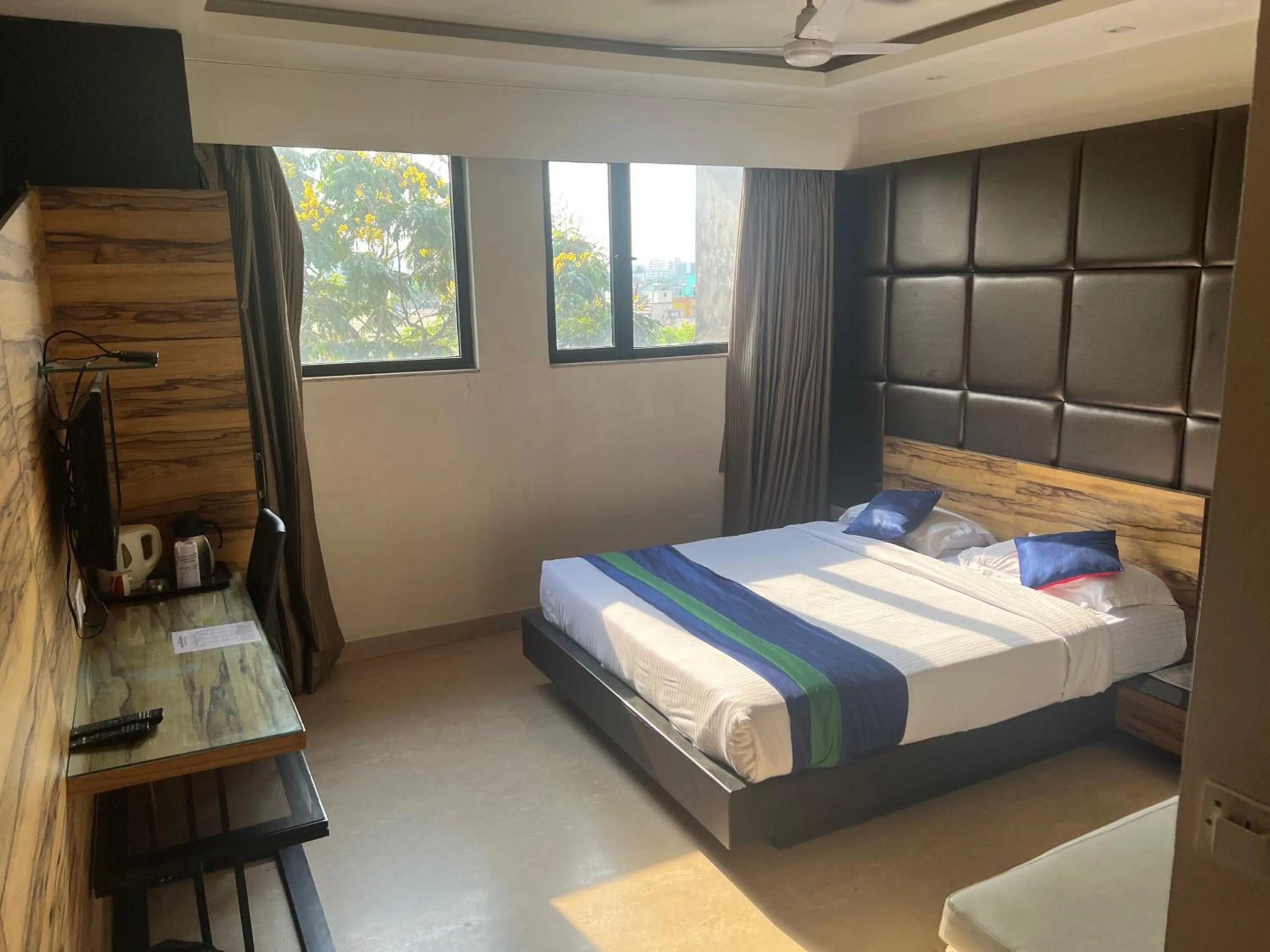 Coffee/tea facilities, Bed in Hotel Aston International