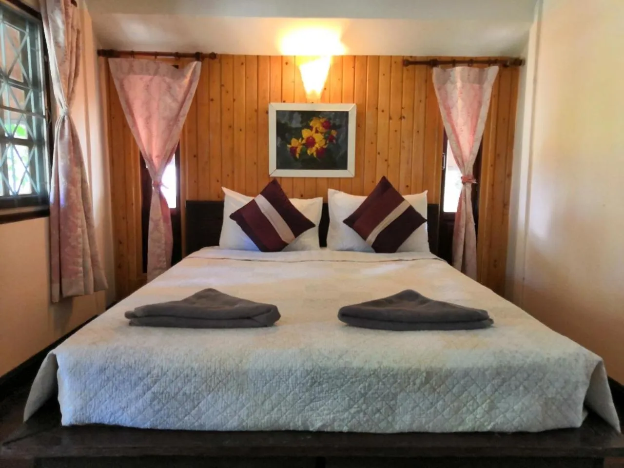 Photo of the whole room, Bed in Seashell Coconut Village Koh Tao