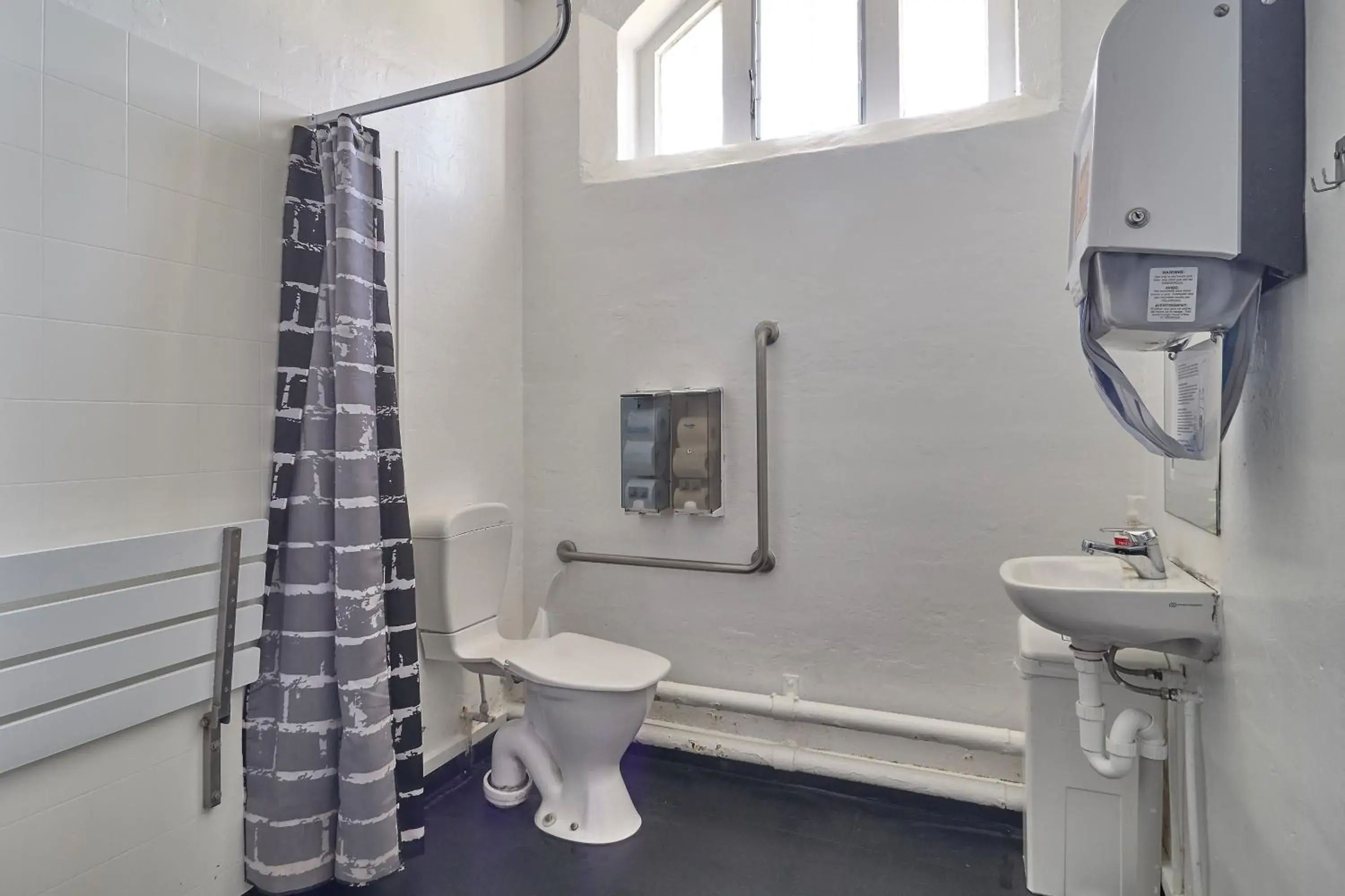 Bathroom in Jailhouse Accommodation