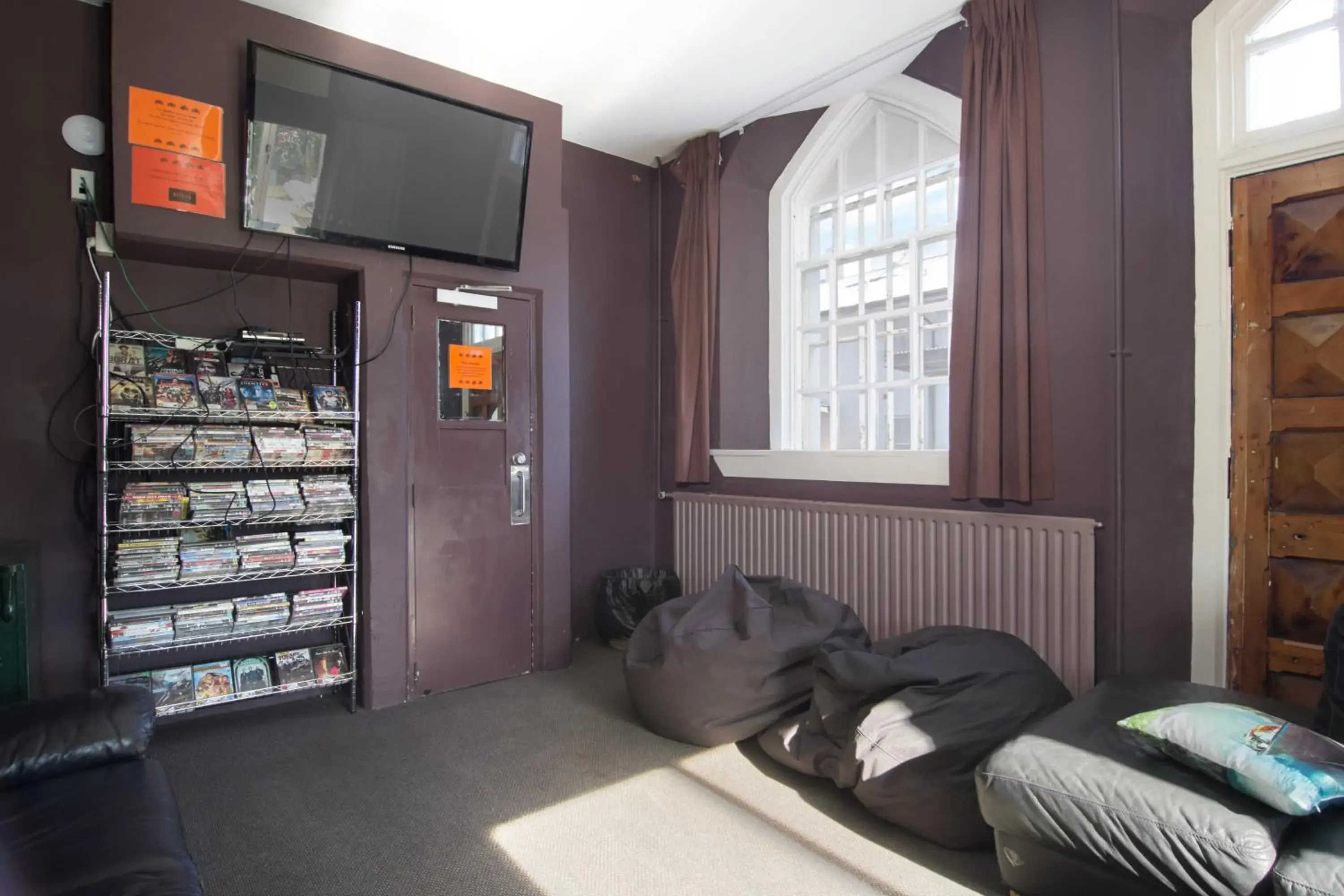 Communal lounge/ TV room, Bed in Jailhouse Accommodation