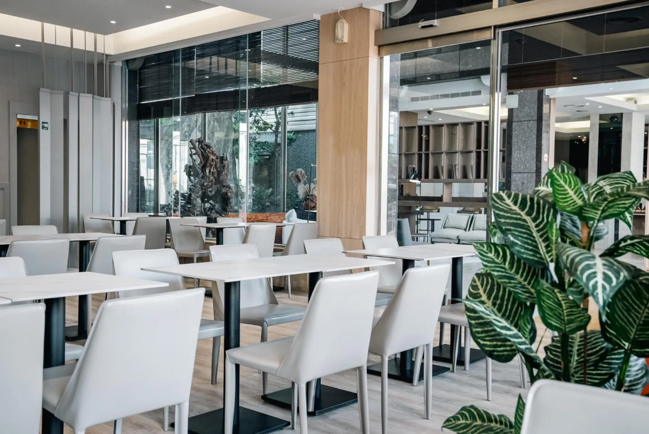 Restaurant/places to eat in East Coast Hotel