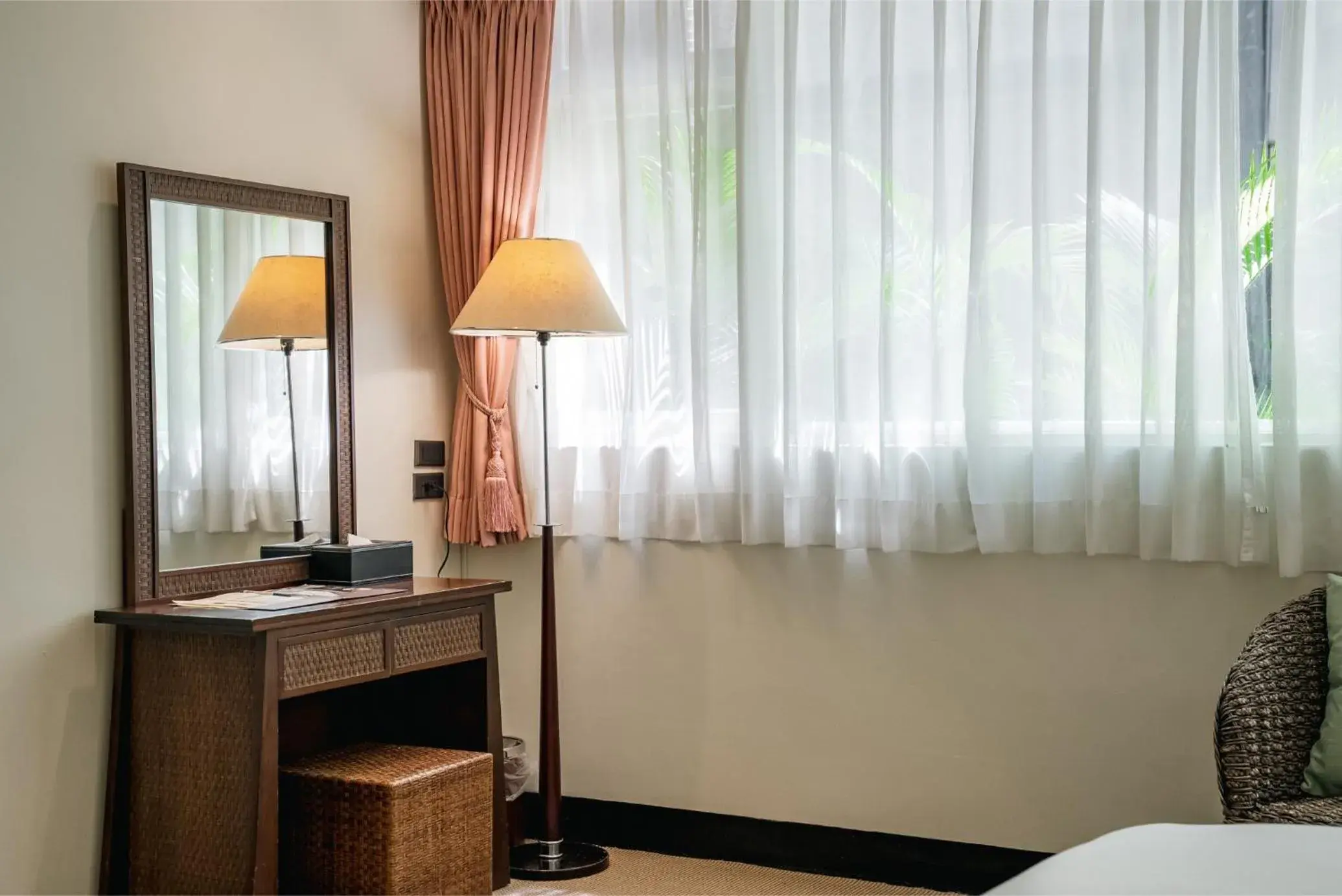 Shower, Bed in East Coast Hotel Shower, Bed in East Coast Hotel