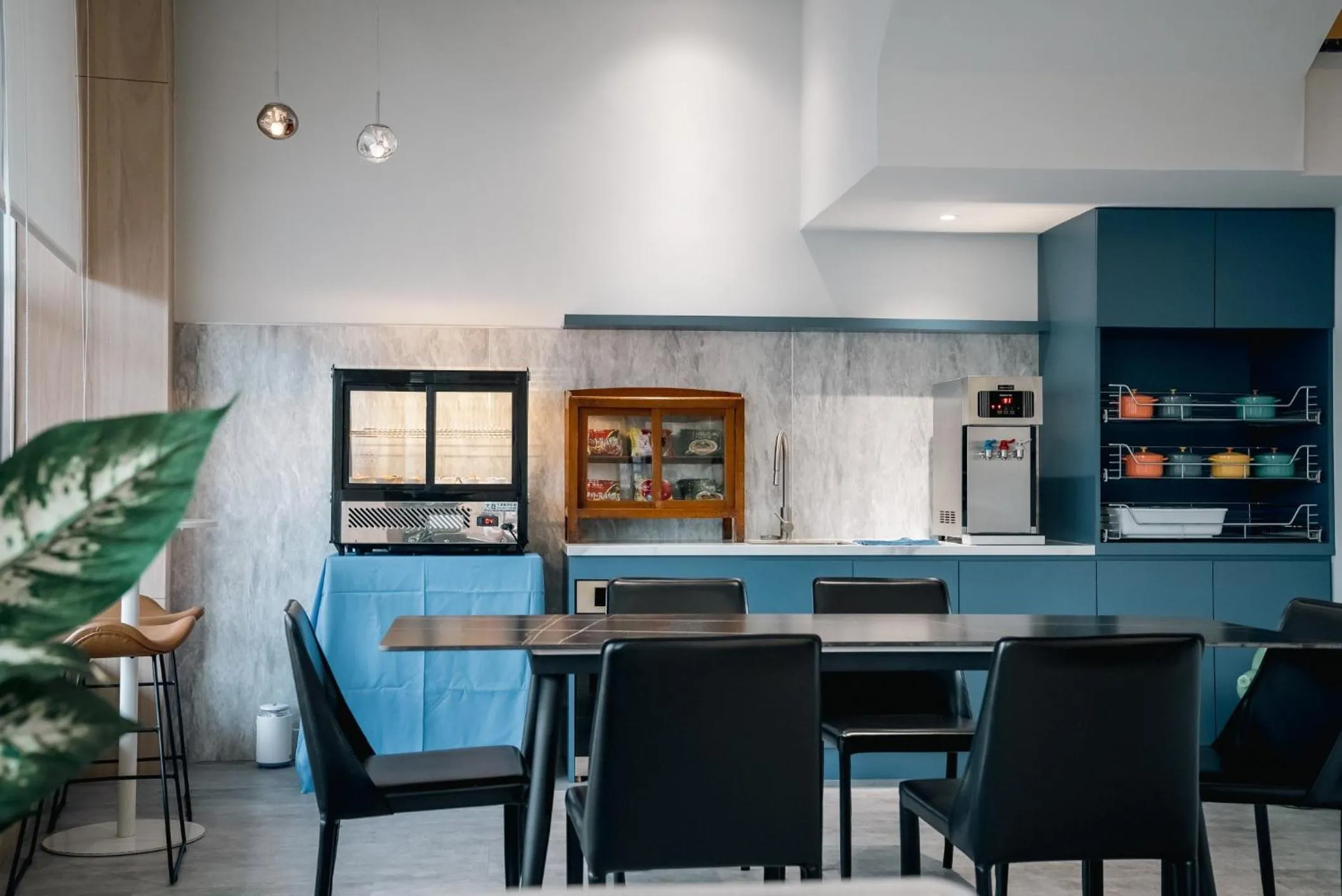 Restaurant/places to eat in East Coast Hotel