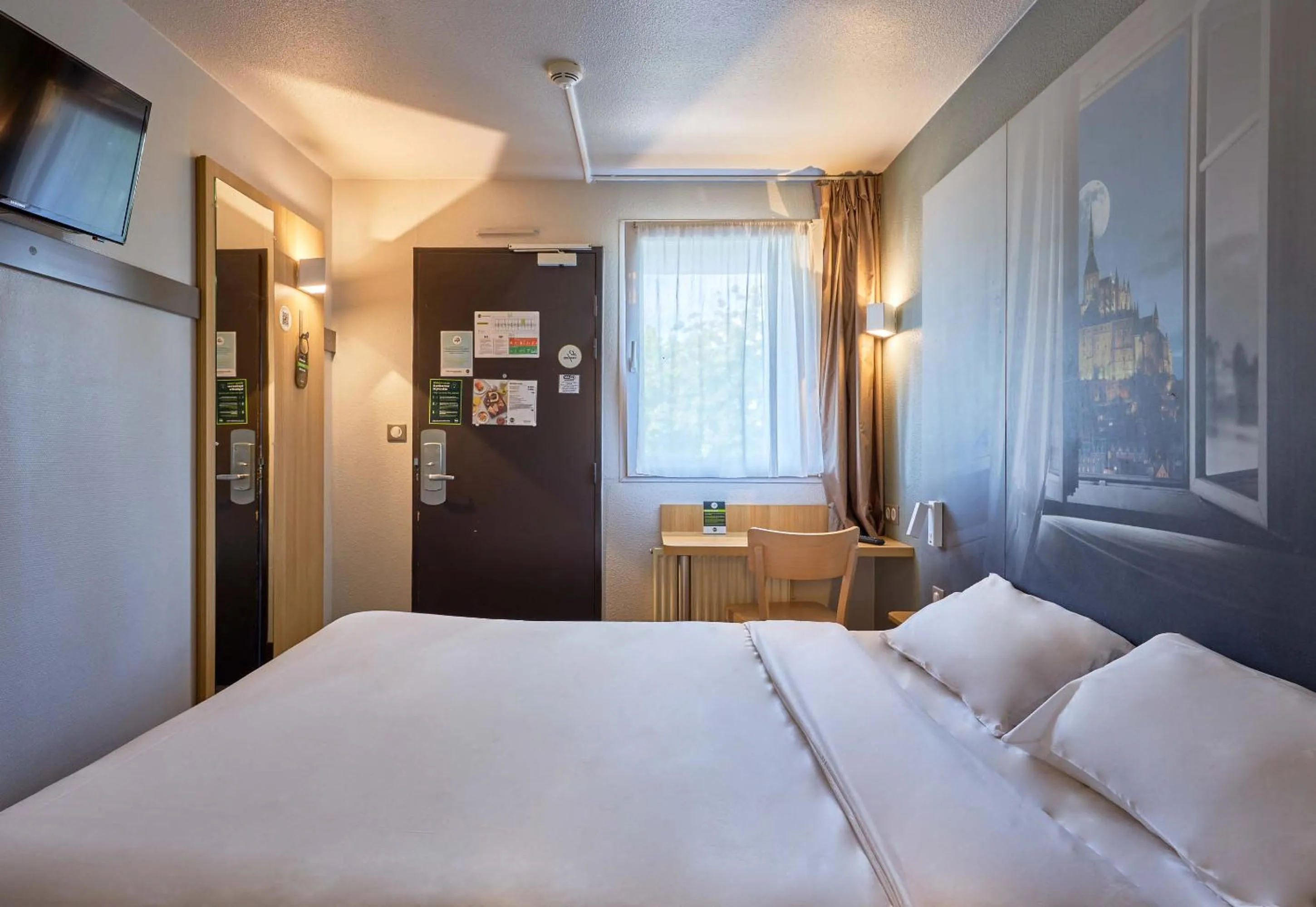 Bedroom, Bed in B&B HOTEL AVRANCHES Baie du Mont St-Michel