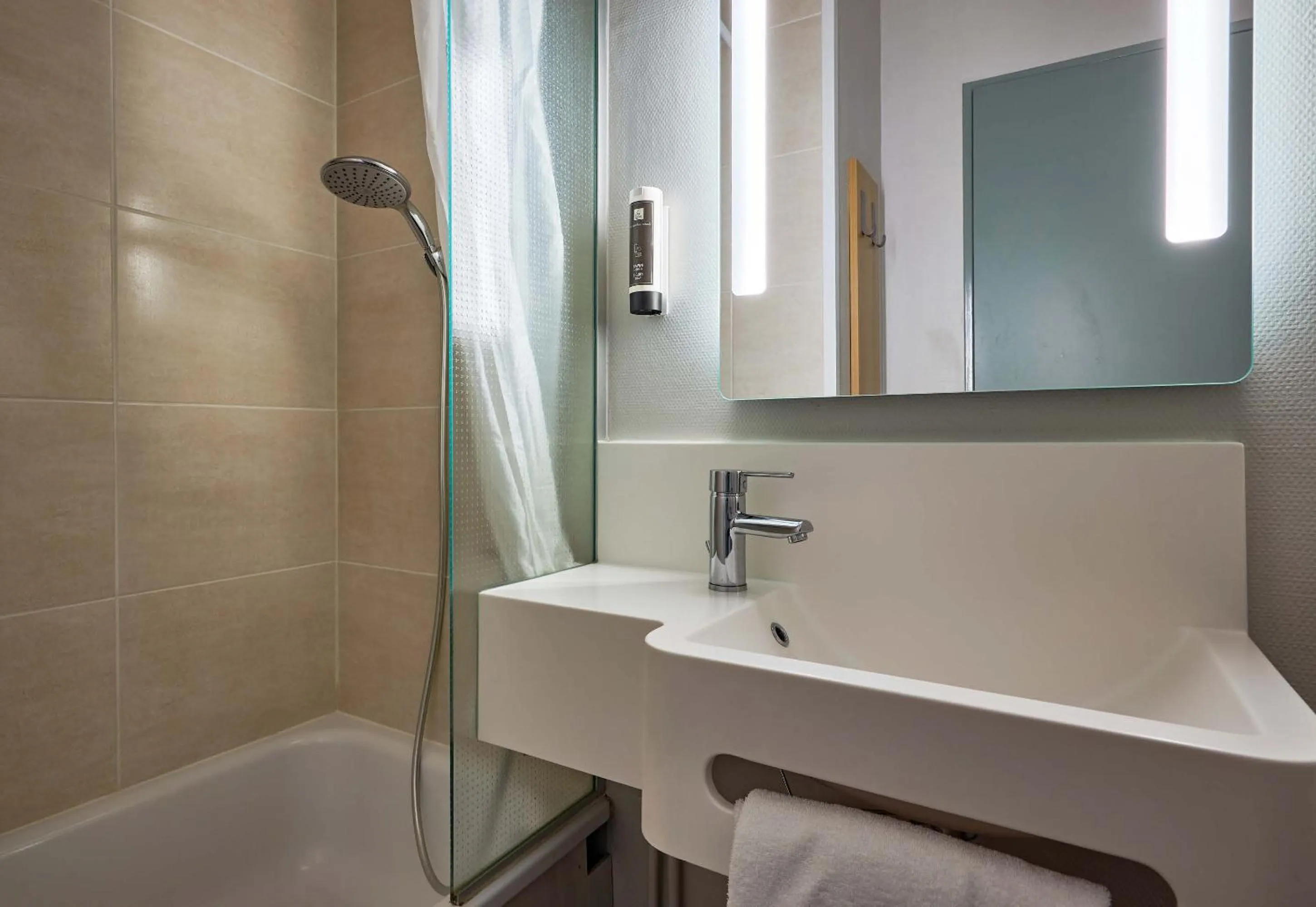 Bathroom in B&B HOTEL AVRANCHES Baie du Mont St-Michel