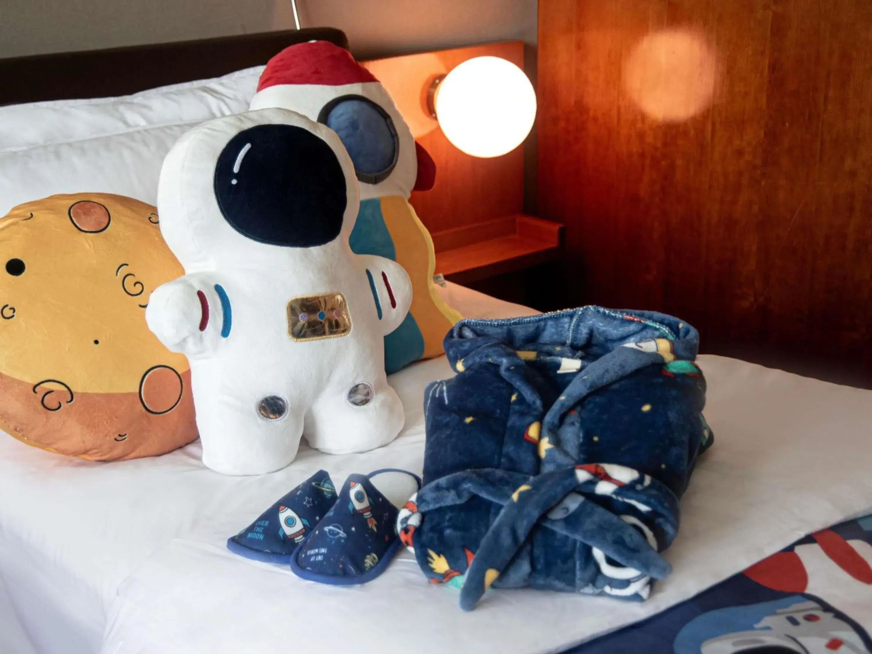 Bedroom, Bed in Novotel Citygate Hong Kong Bedroom, Bed in Novotel Citygate Hong Kong