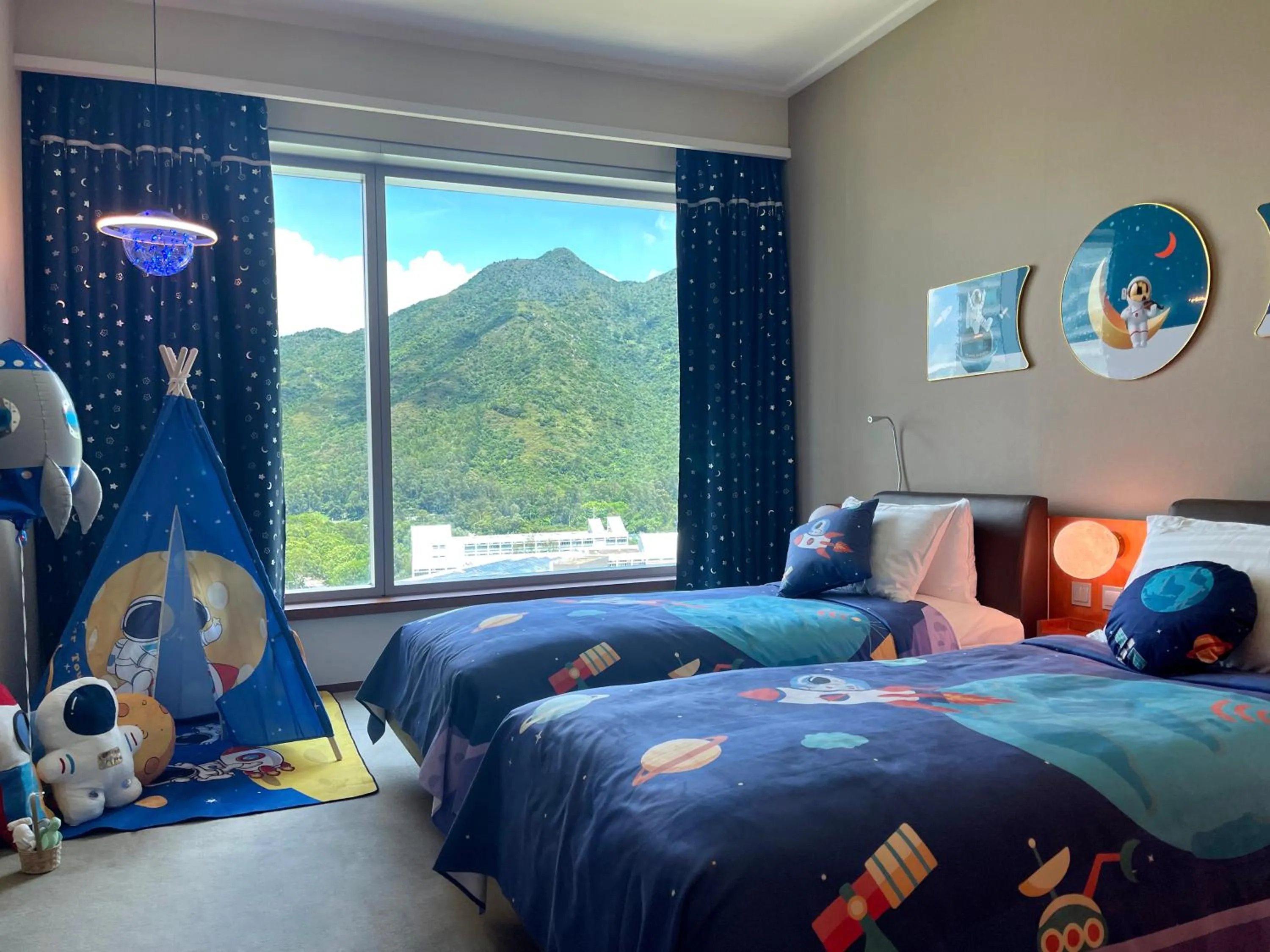 View (from property/room), Bed in Novotel Citygate Hong Kong