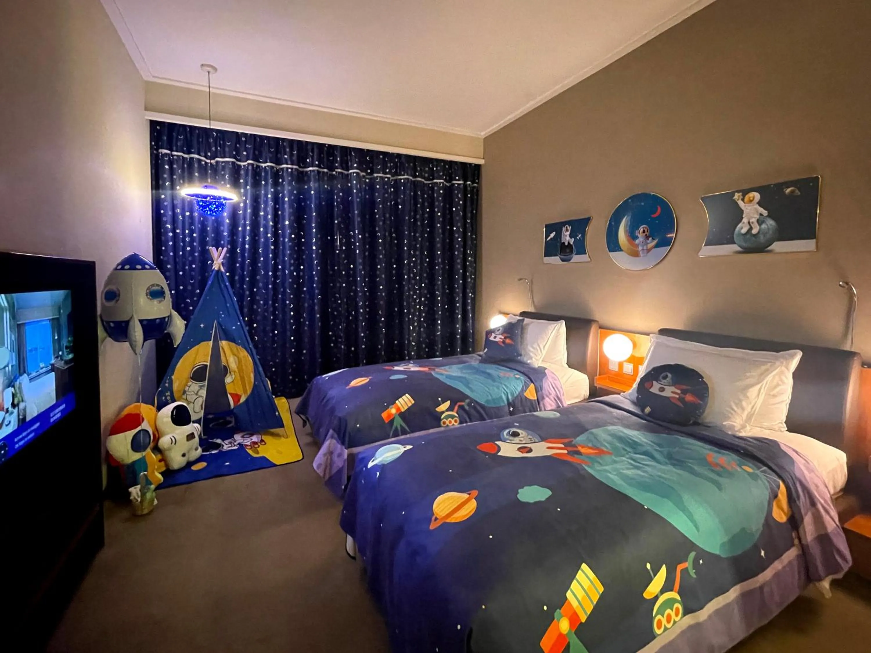 Bedroom, Bed in Novotel Citygate Hong Kong