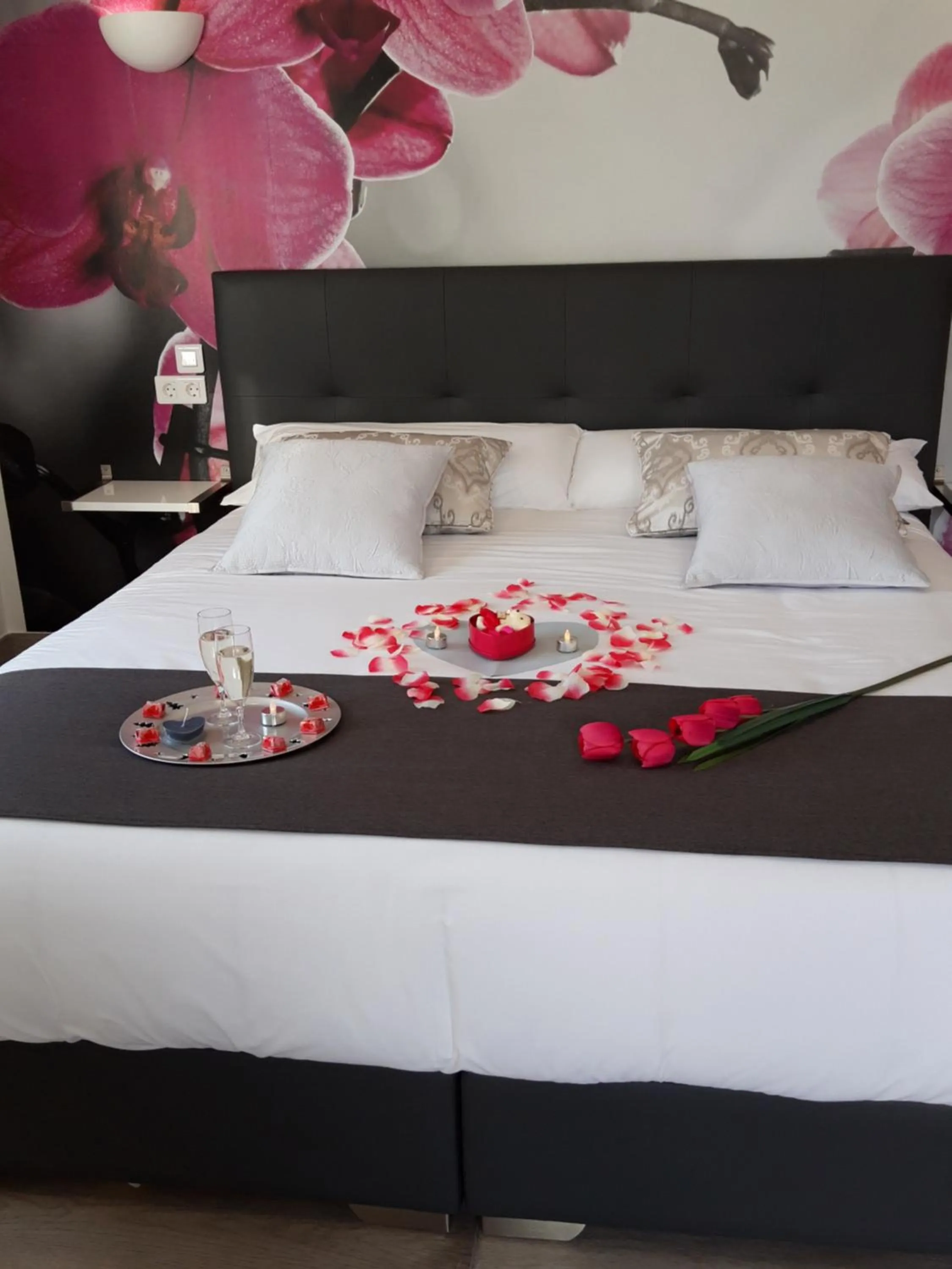 Decorative detail, Bed in VILLA L'ESTAQUE