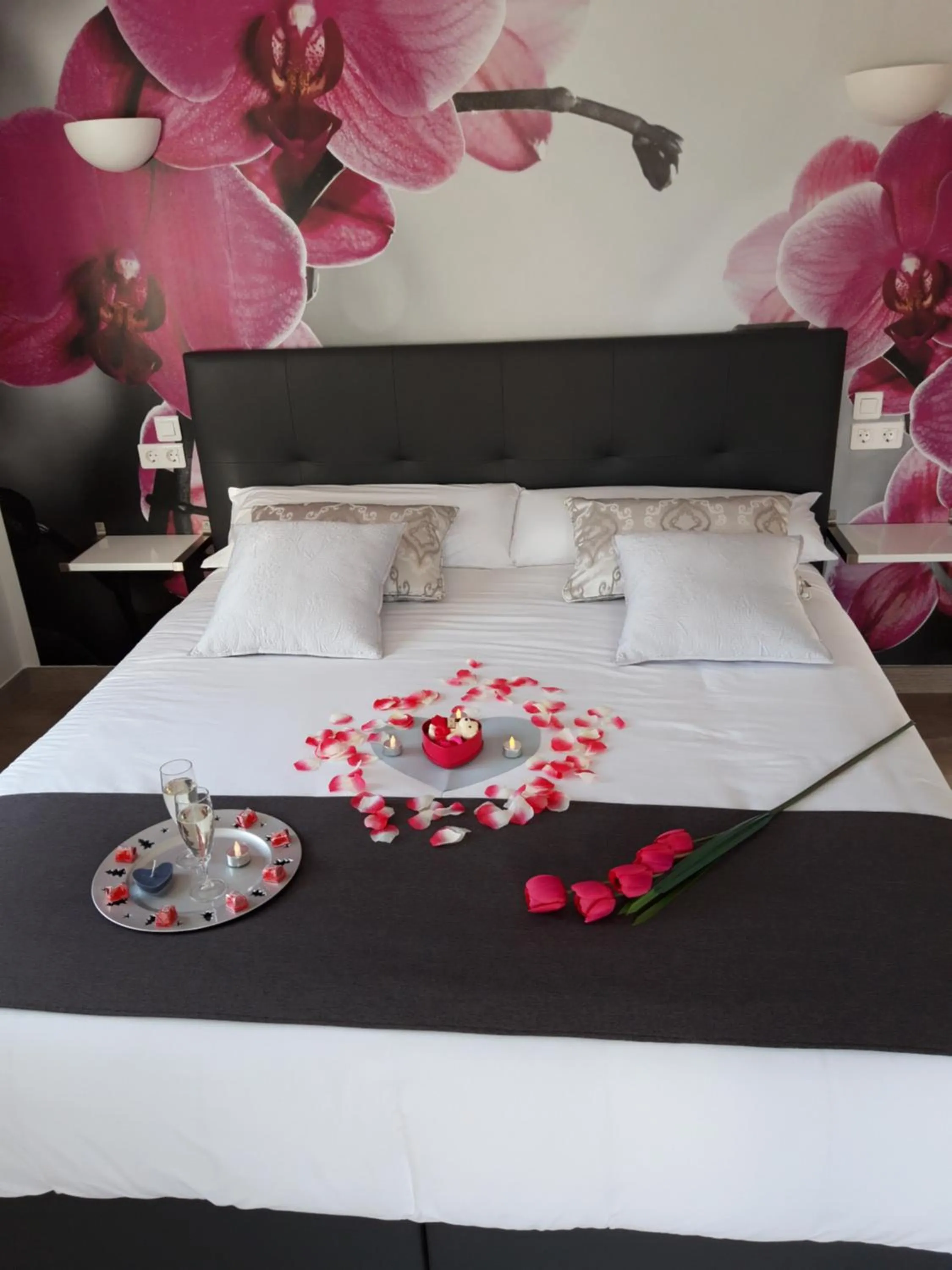 Decorative detail, Bed in VILLA L'ESTAQUE