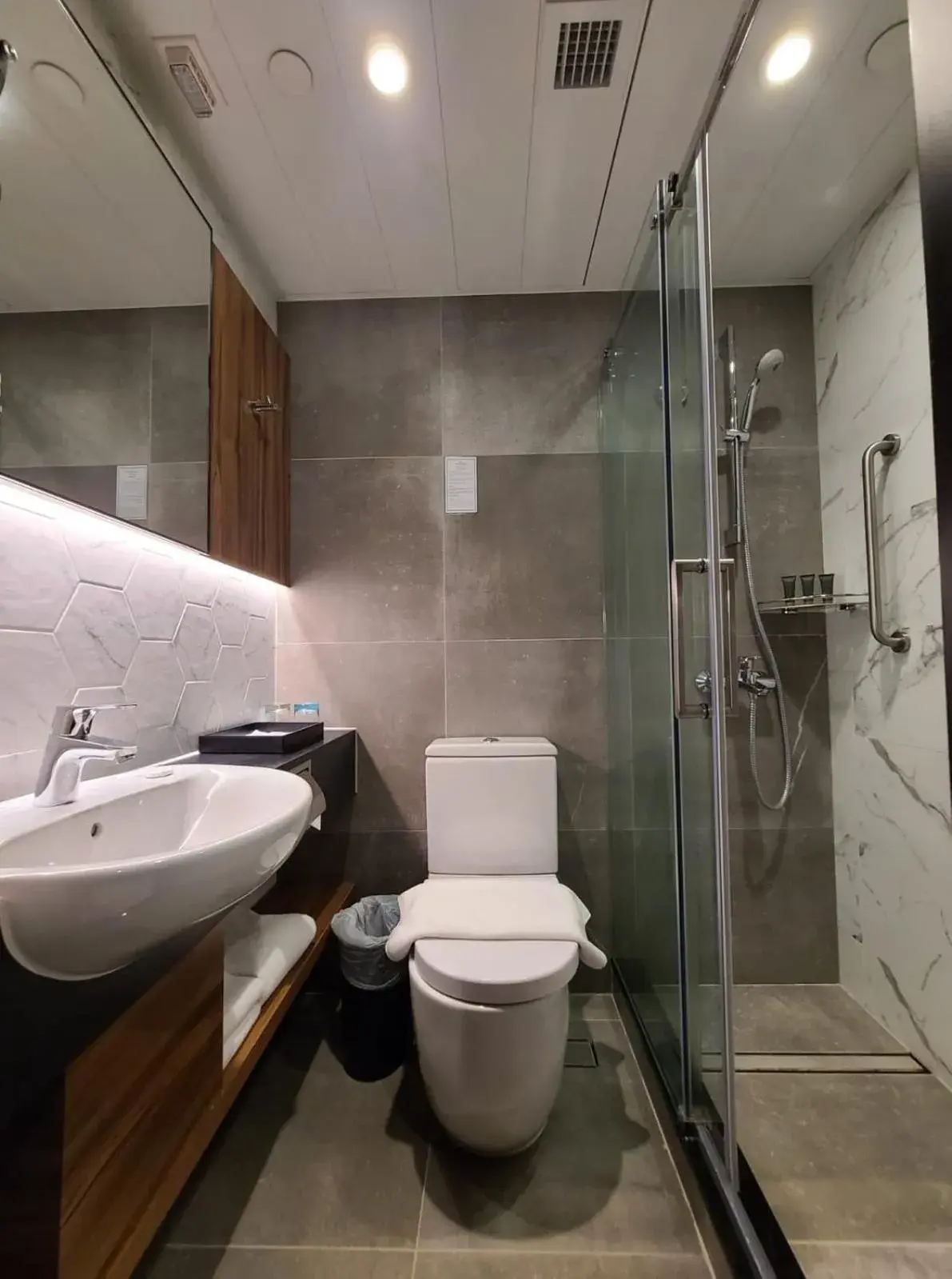 Shower in The Harbourview - Chinese YMCA of Hong Kong Shower in The Harbourview - Chinese YMCA of Hong Kong