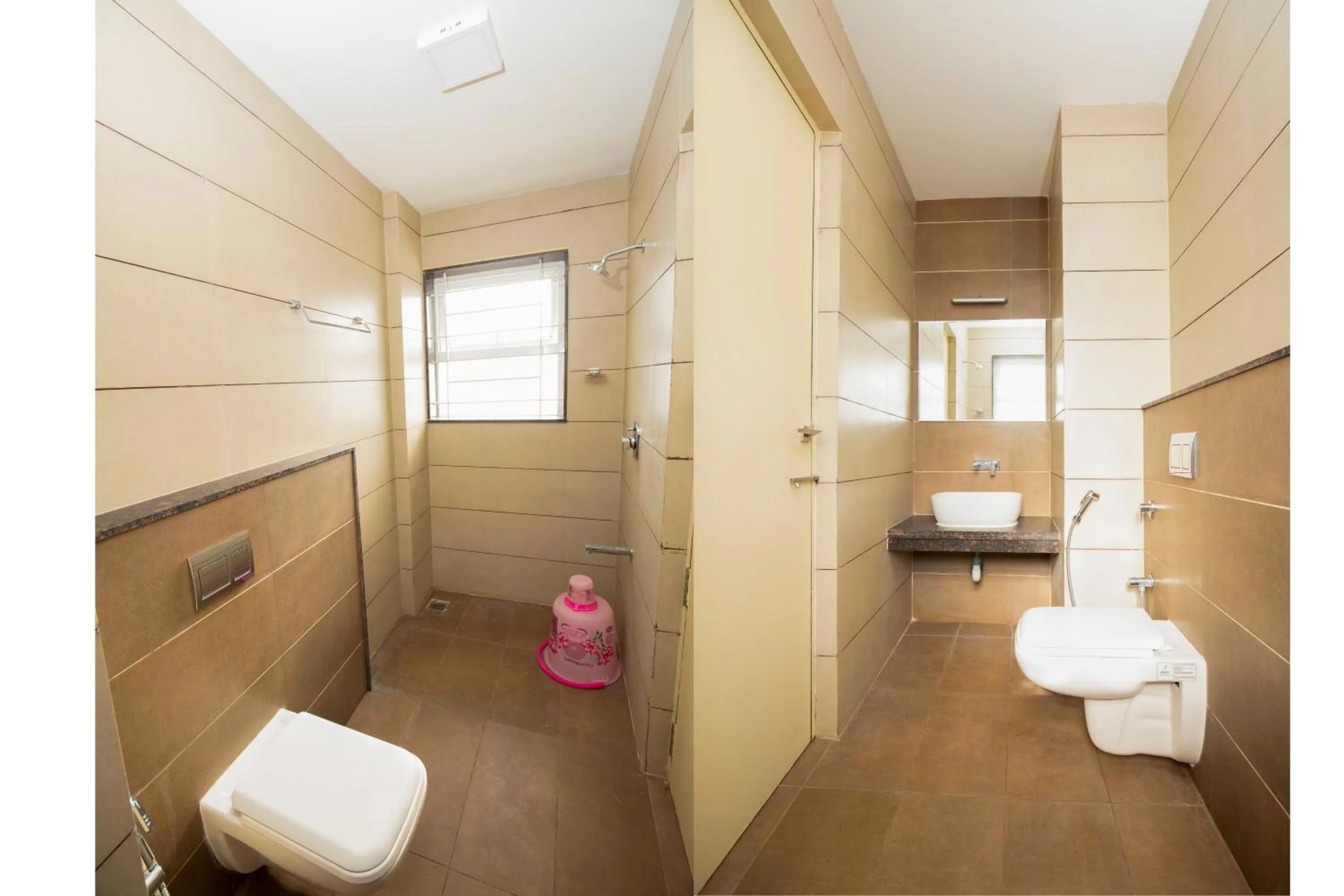 Bathroom, Bed in Ponnis Hotel