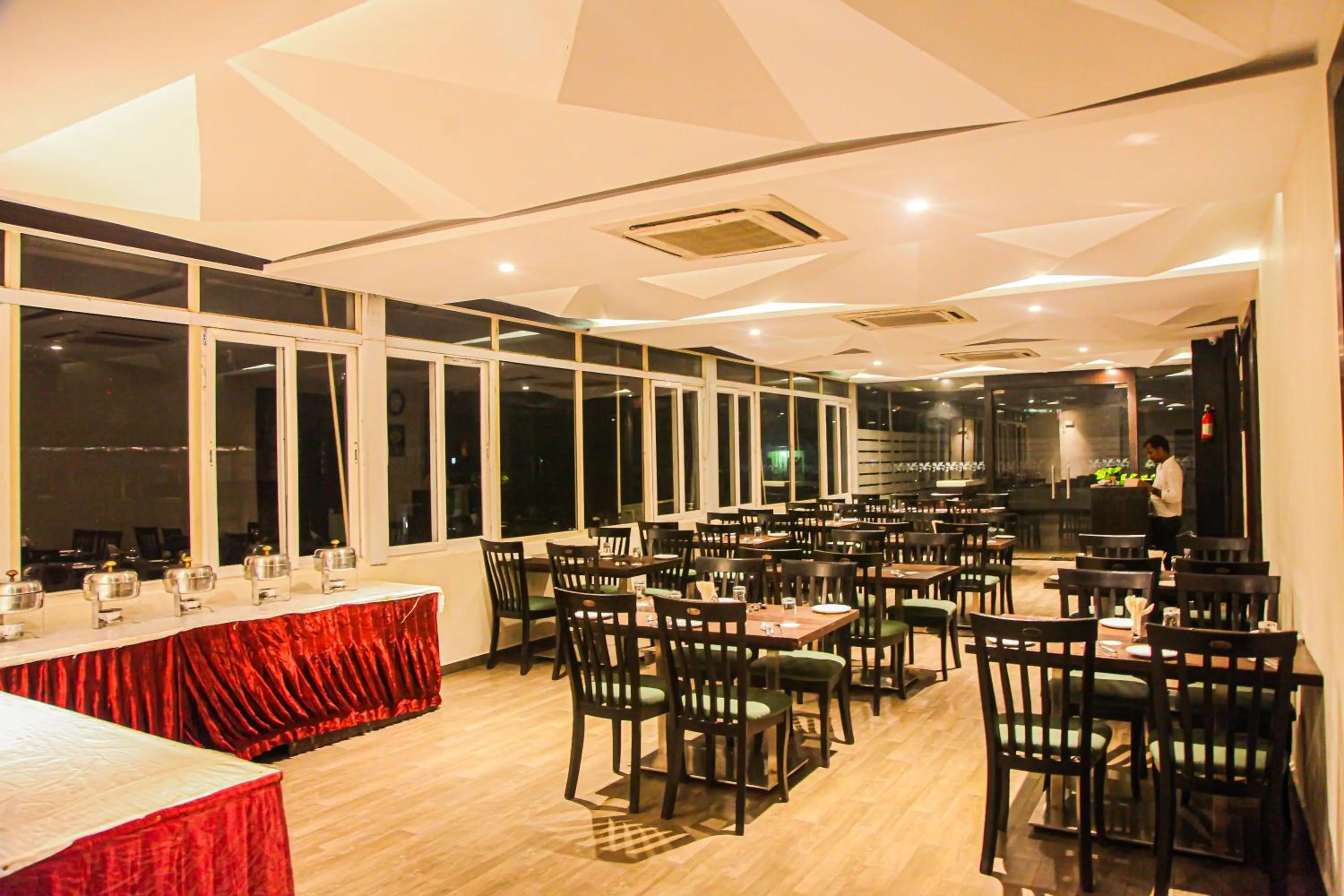 Restaurant/places to eat in J Hotel