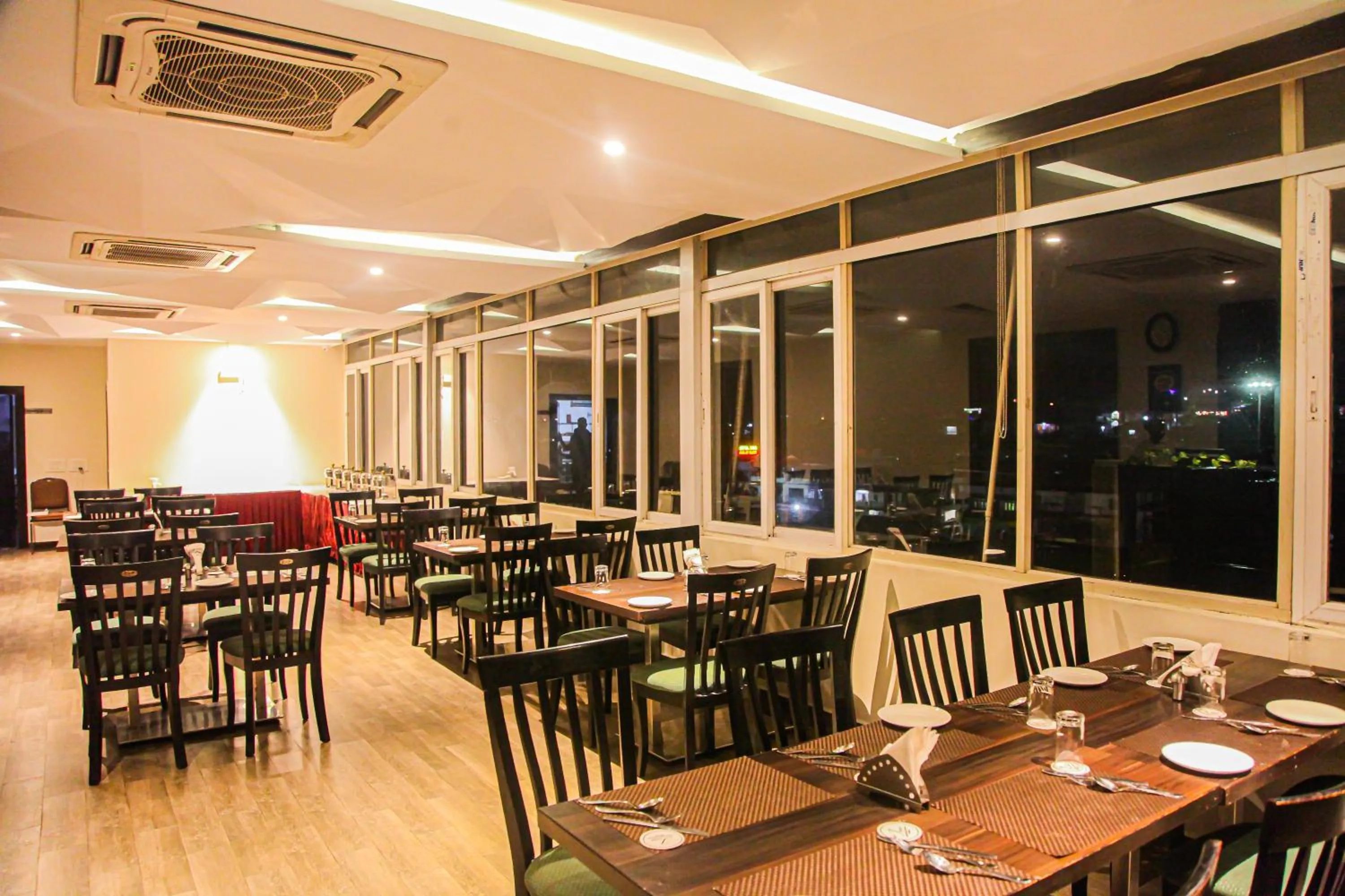 Restaurant/places to eat in J Hotel