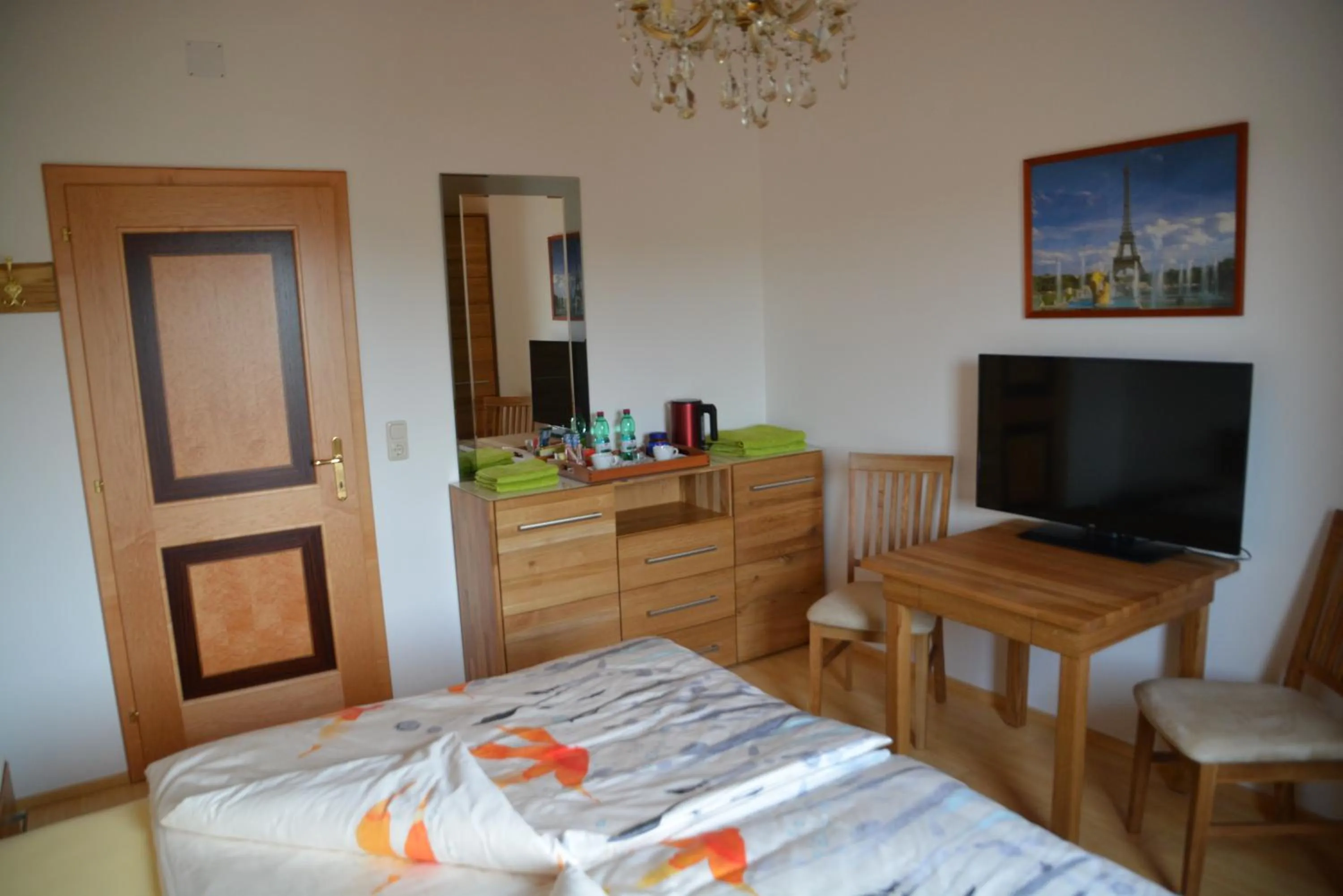 Photo of the whole room, Bed in Privatzimmer Marina