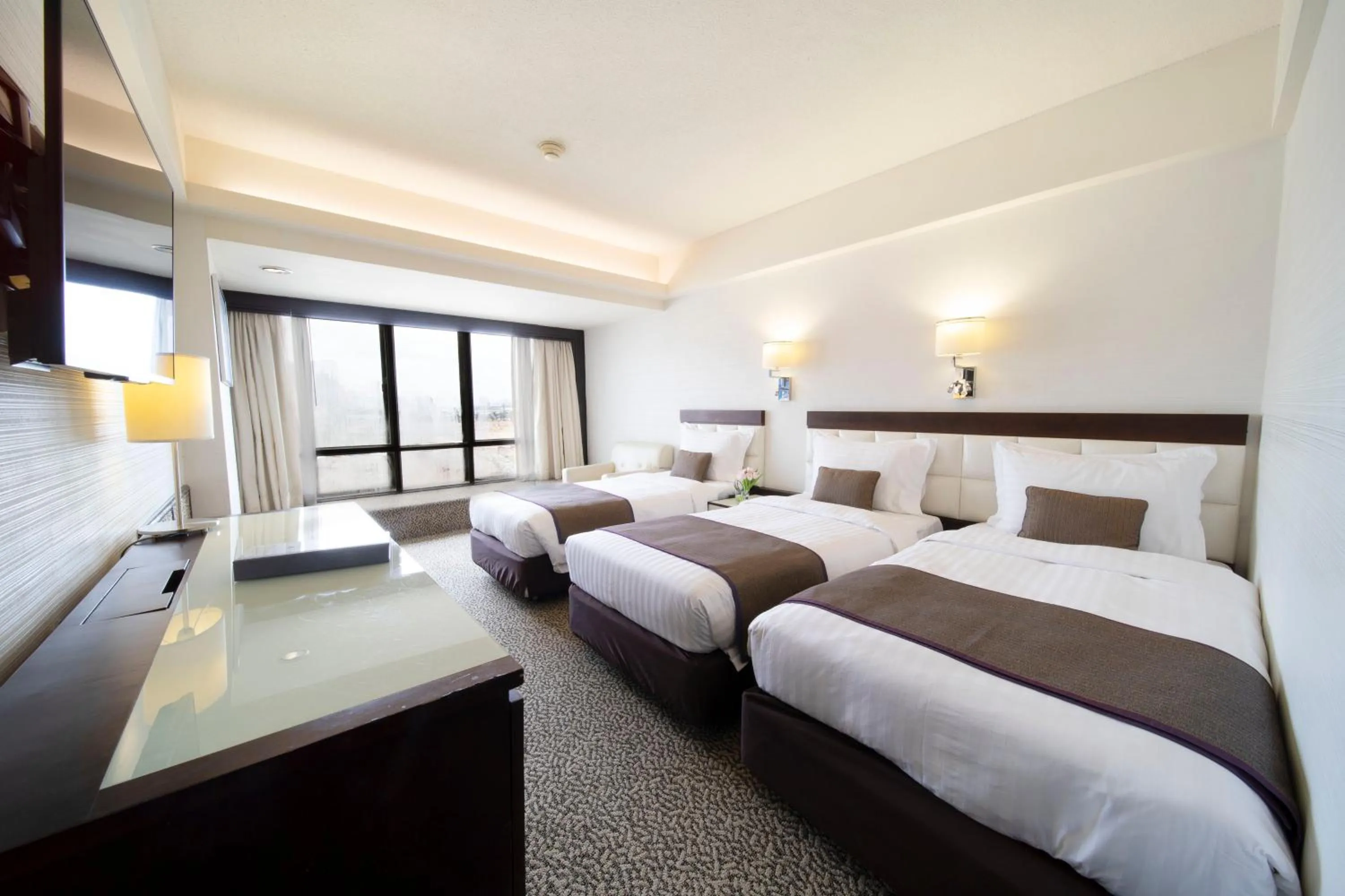 Bedroom, Bed in Regal Oriental Hotel