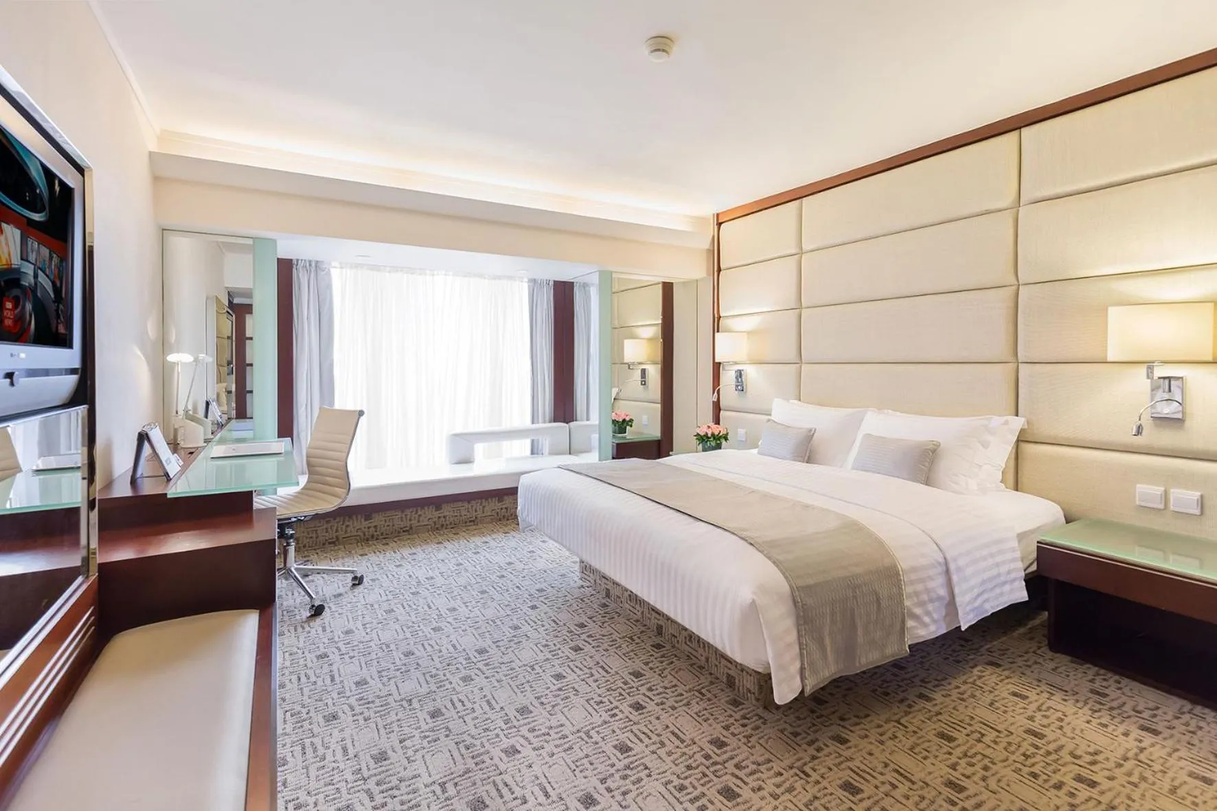 Photo of the whole room, Bed in Regal Kowloon Hotel