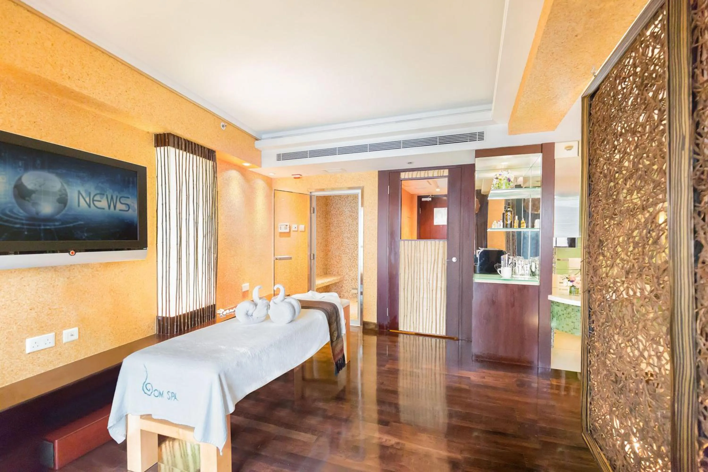 Living room in Regal Airport Hotel