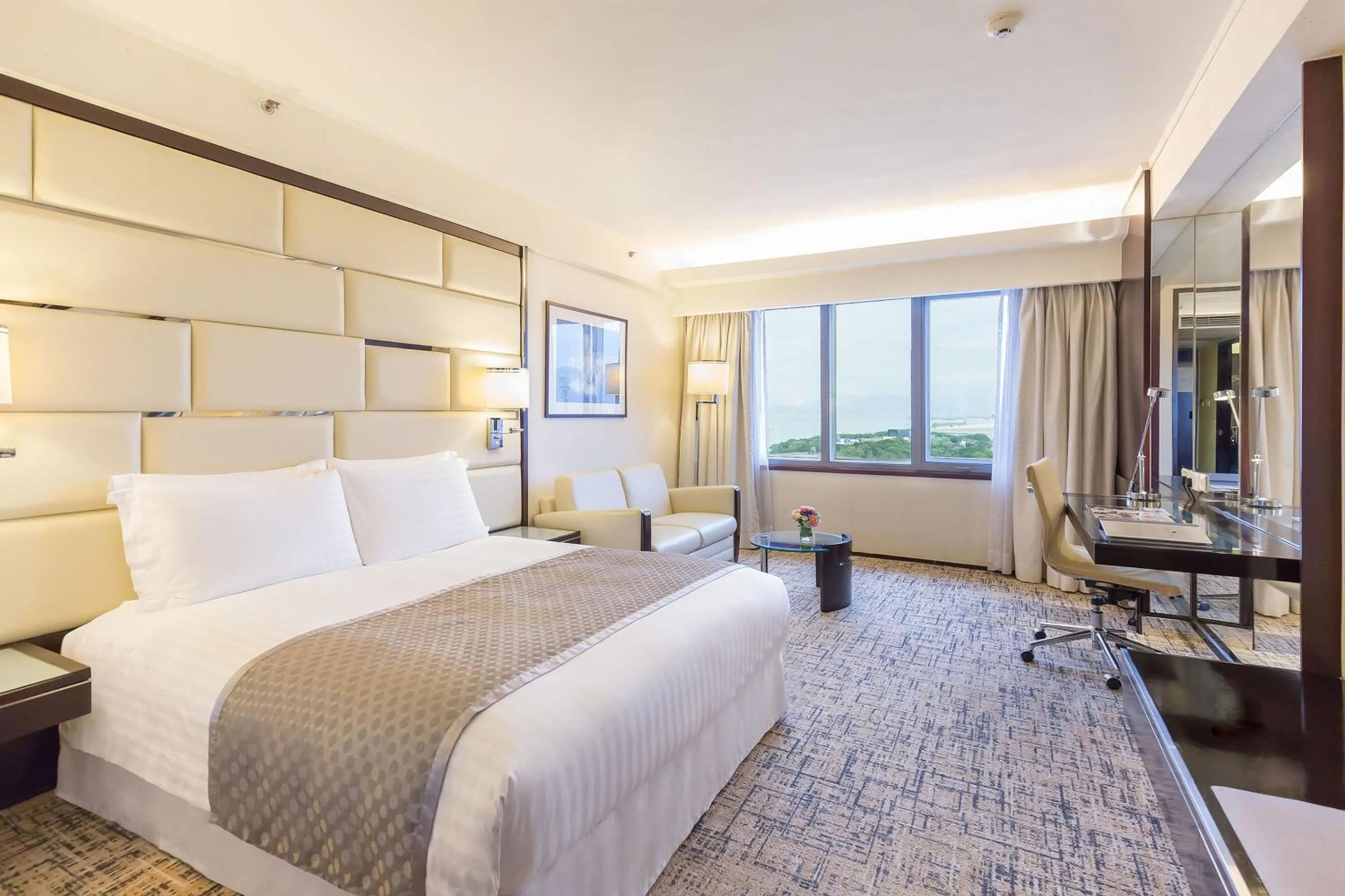 Bedroom, Bed in Regal Airport Hotel