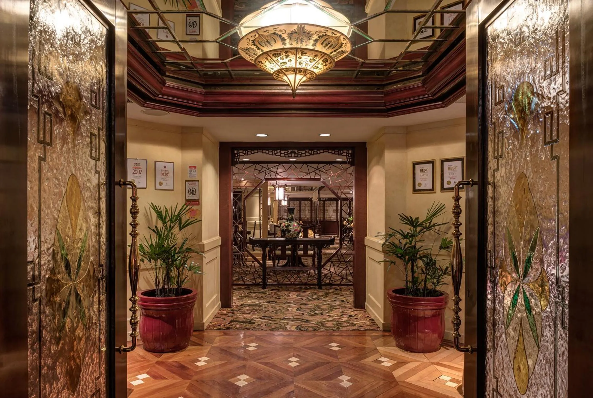 Restaurant/places to eat in Regal Airport Hotel