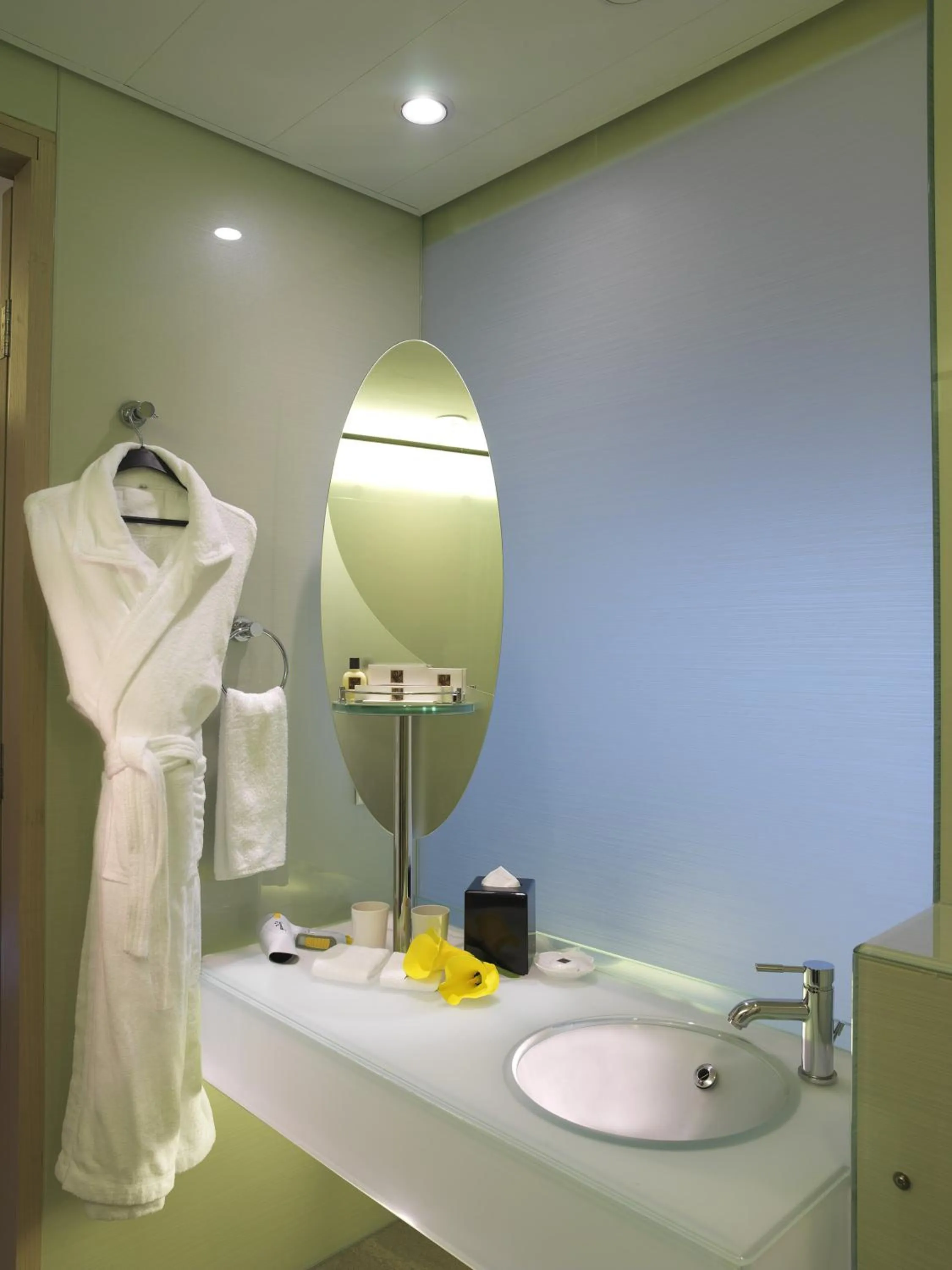 Bathroom in Rambler Garden Hotel