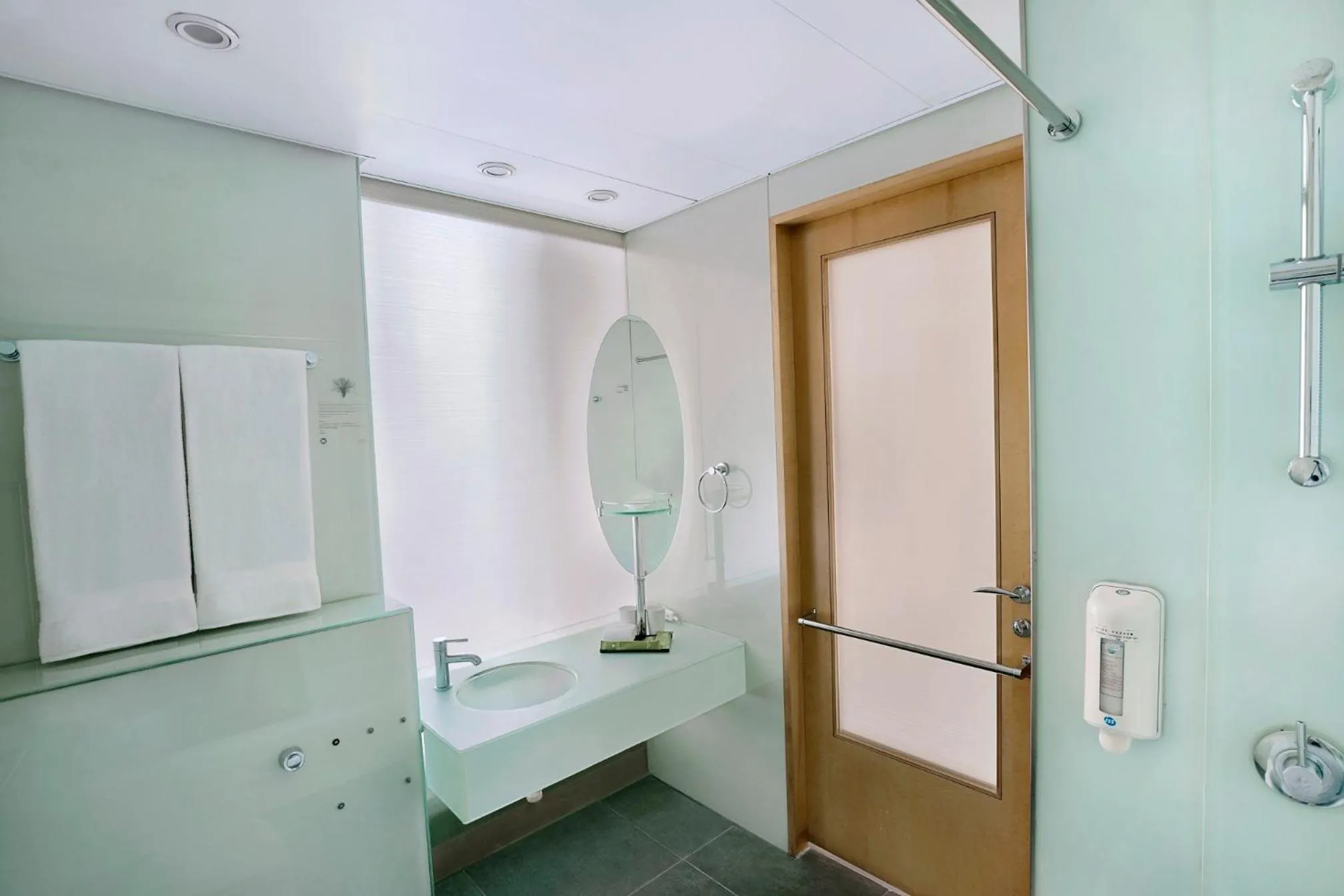 Bathroom in Rambler Garden Hotel