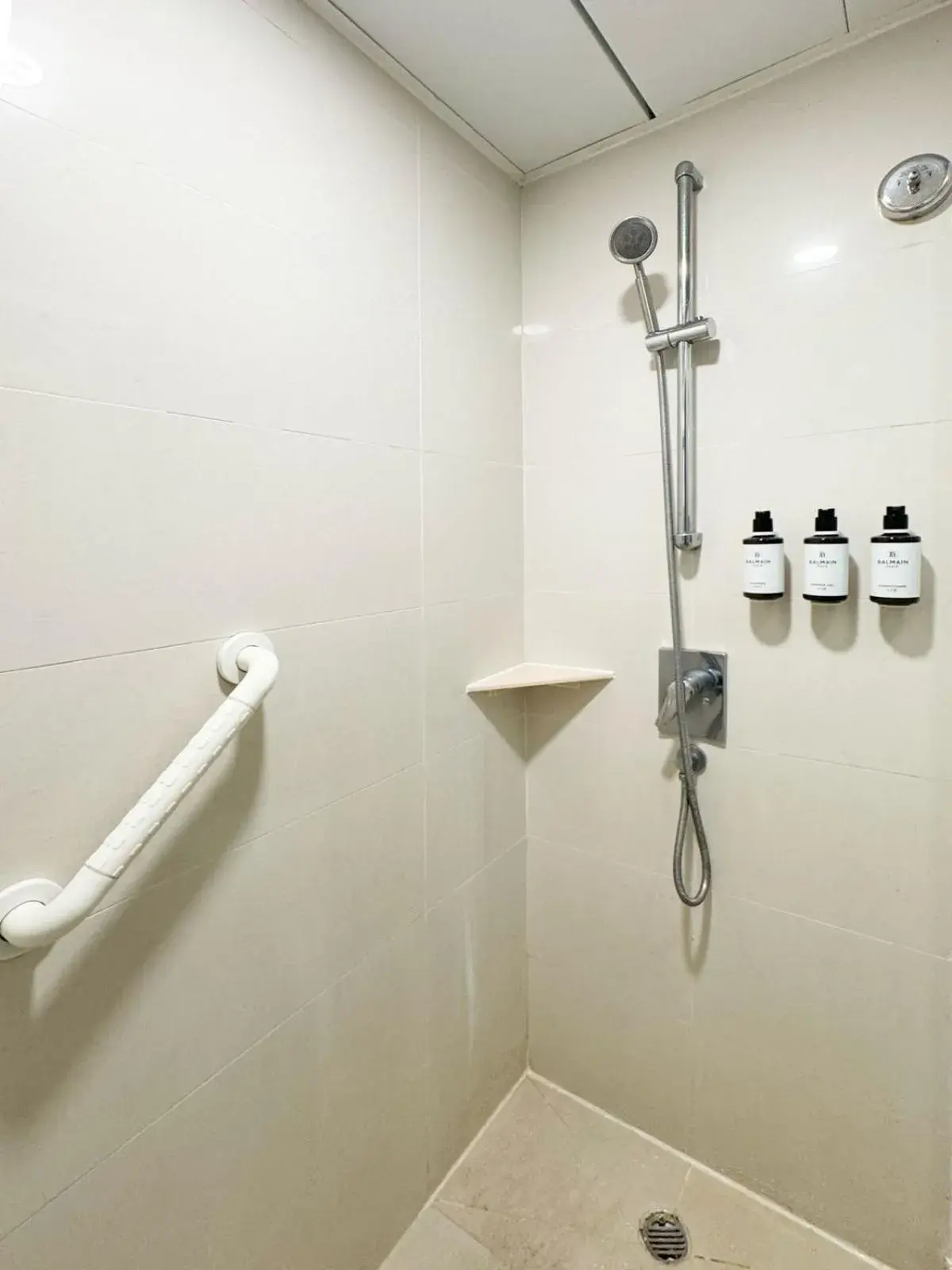 Bathroom in Metropark Hotel Kowloon Bathroom in Metropark Hotel Kowloon