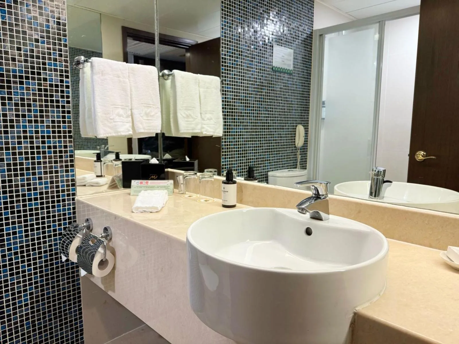 Bathroom in Metropark Hotel Kowloon