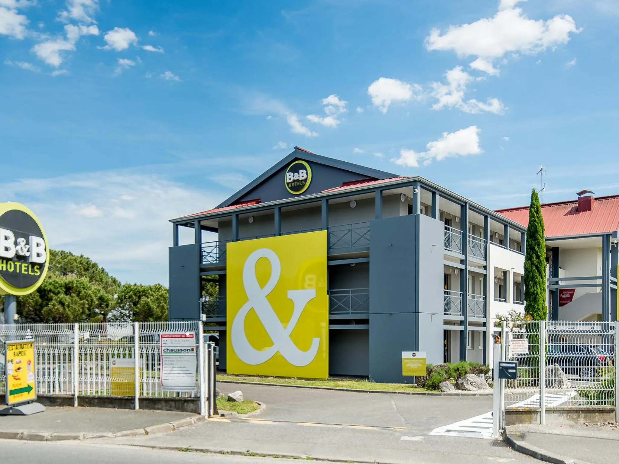 Facade/entrance in B&B HOTEL Bordeaux Mérignac Hôtel de Ville