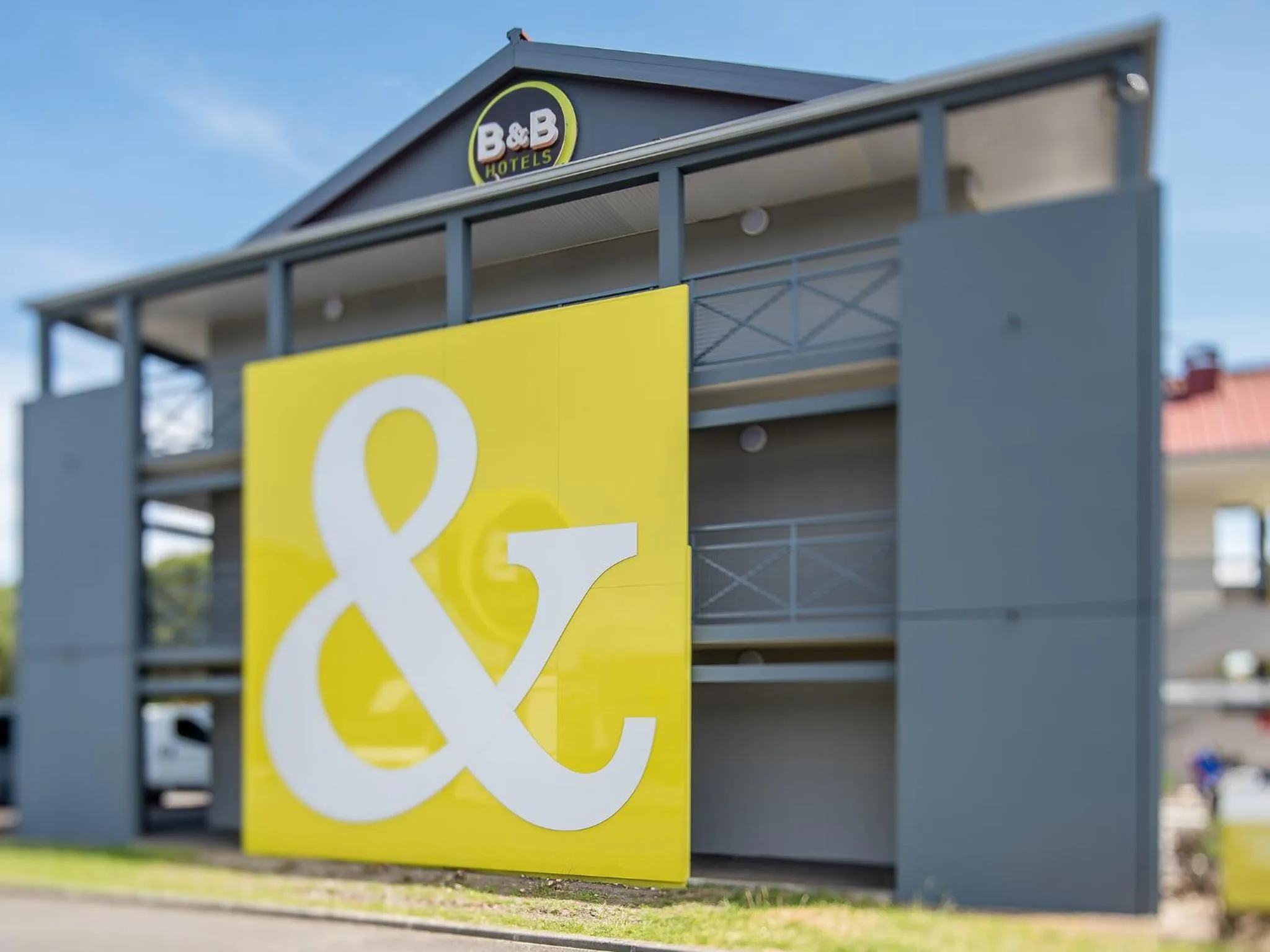 Facade/entrance in B&B HOTEL Bordeaux Mérignac Hôtel de Ville