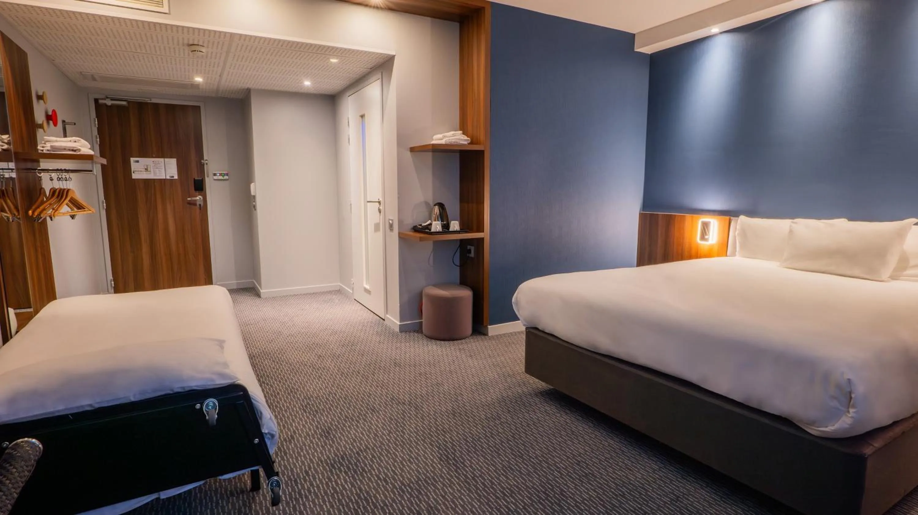 Photo of the whole room, Bed in Holiday Inn Express Dijon by IHG