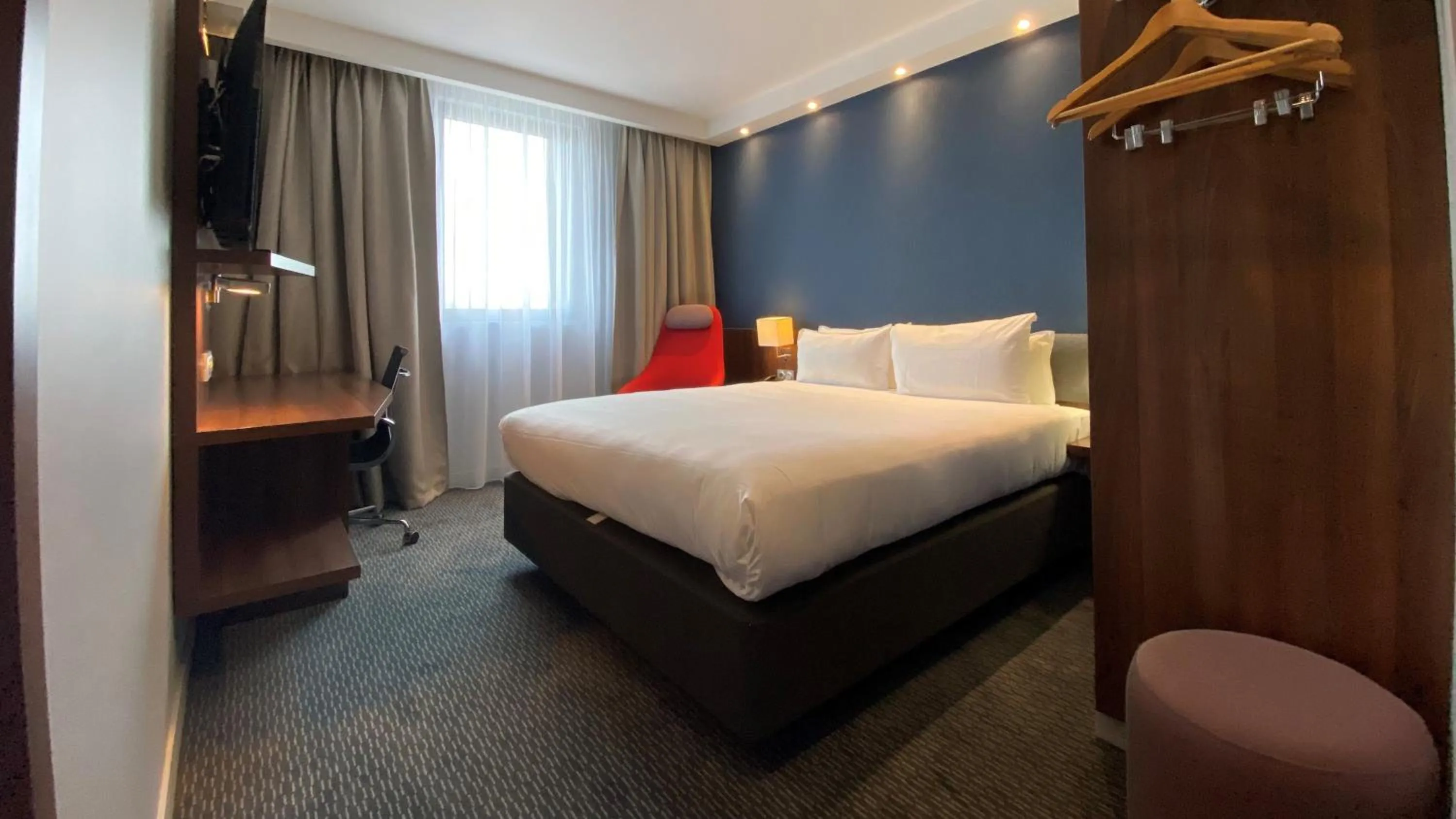 Photo of the whole room, Bed in Holiday Inn Express Dijon by IHG