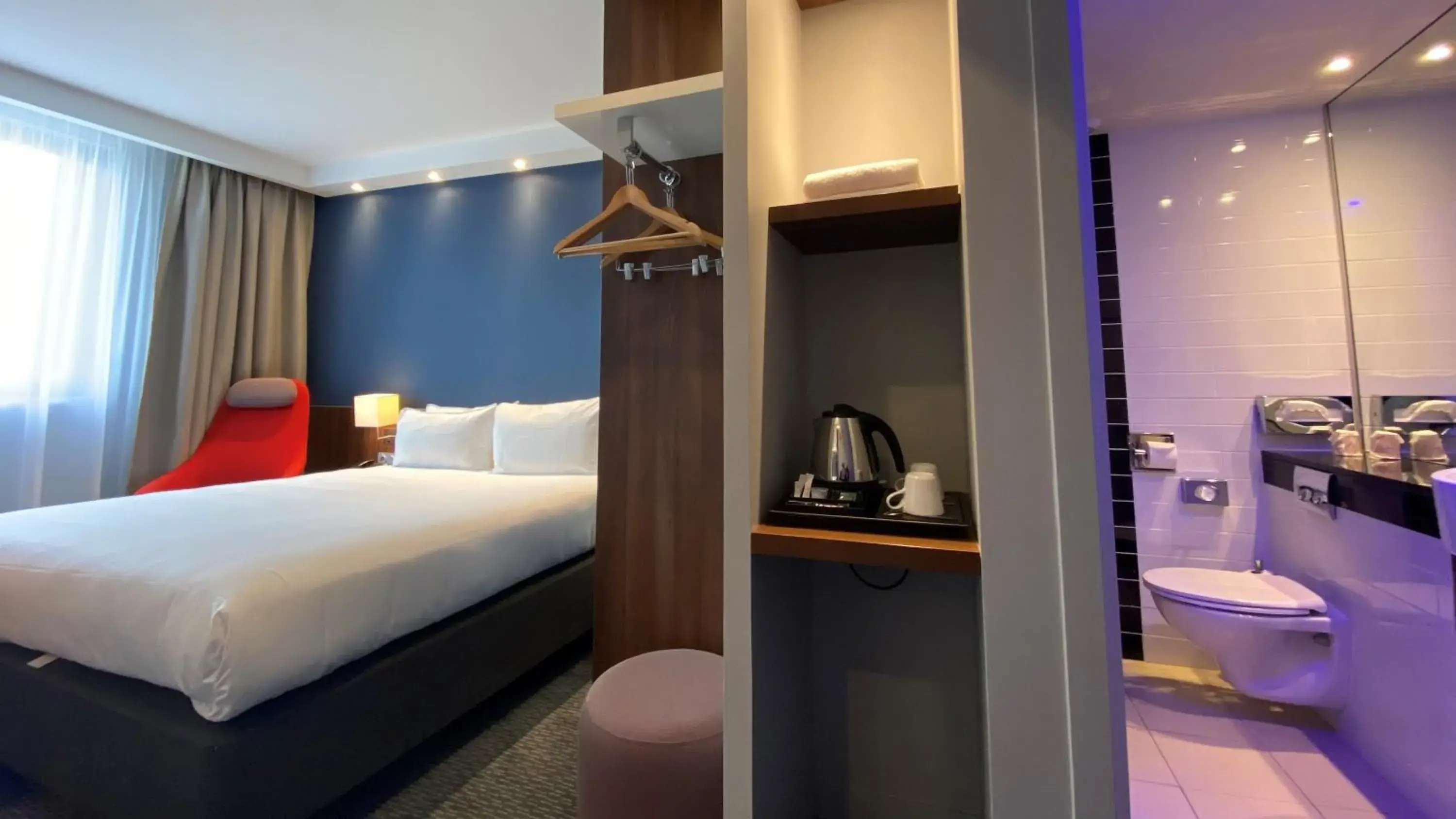 Photo of the whole room, Bed in Holiday Inn Express Dijon by IHG Photo of the whole room, Bed in Holiday Inn Express Dijon by IHG